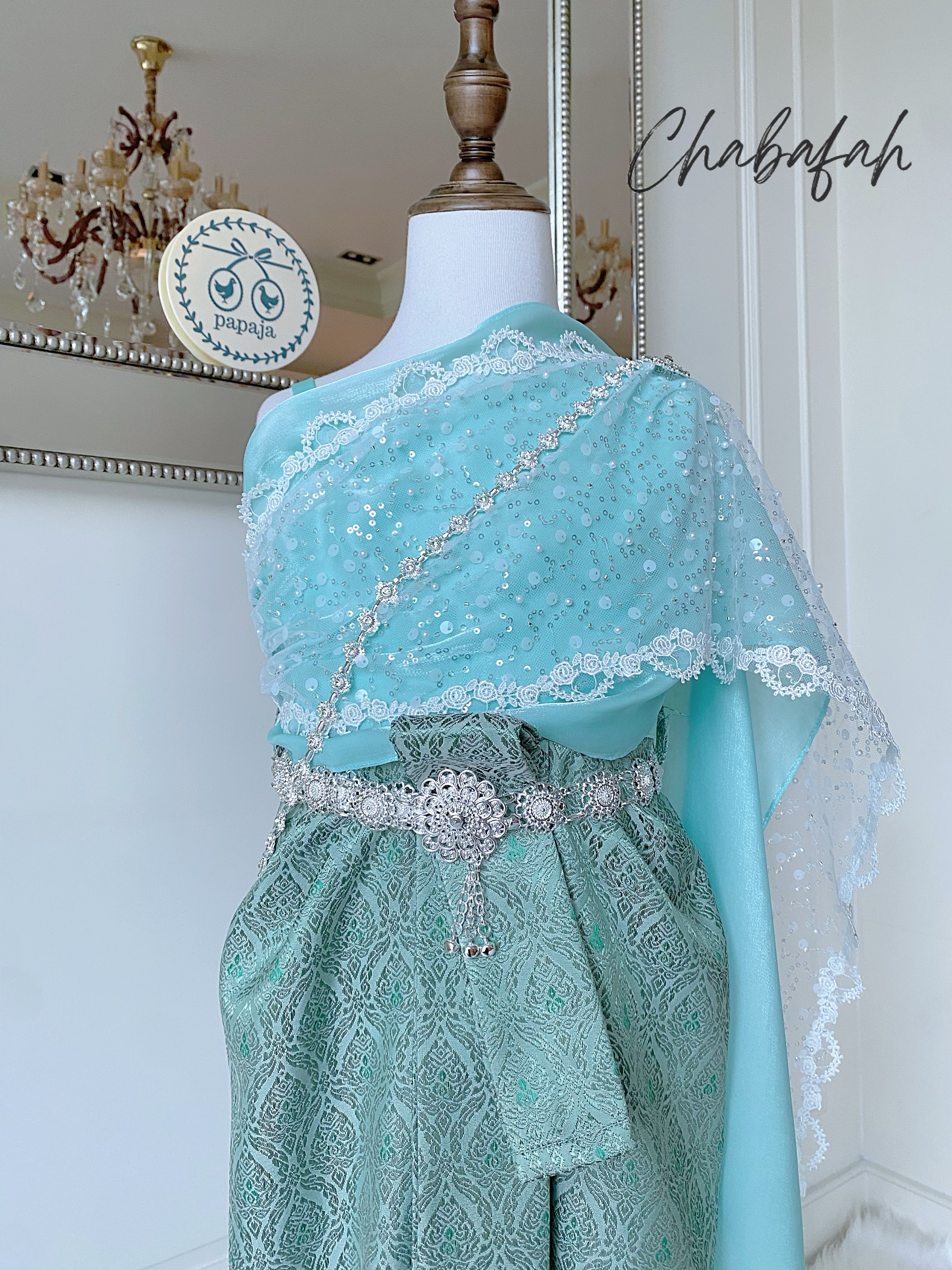 เดรสชุดไทยสไบเฉียง สีเขียวมิ้นท์ แบรนด์ Chabafah พร้อมเครื่องประดับ 3 ชิ้น