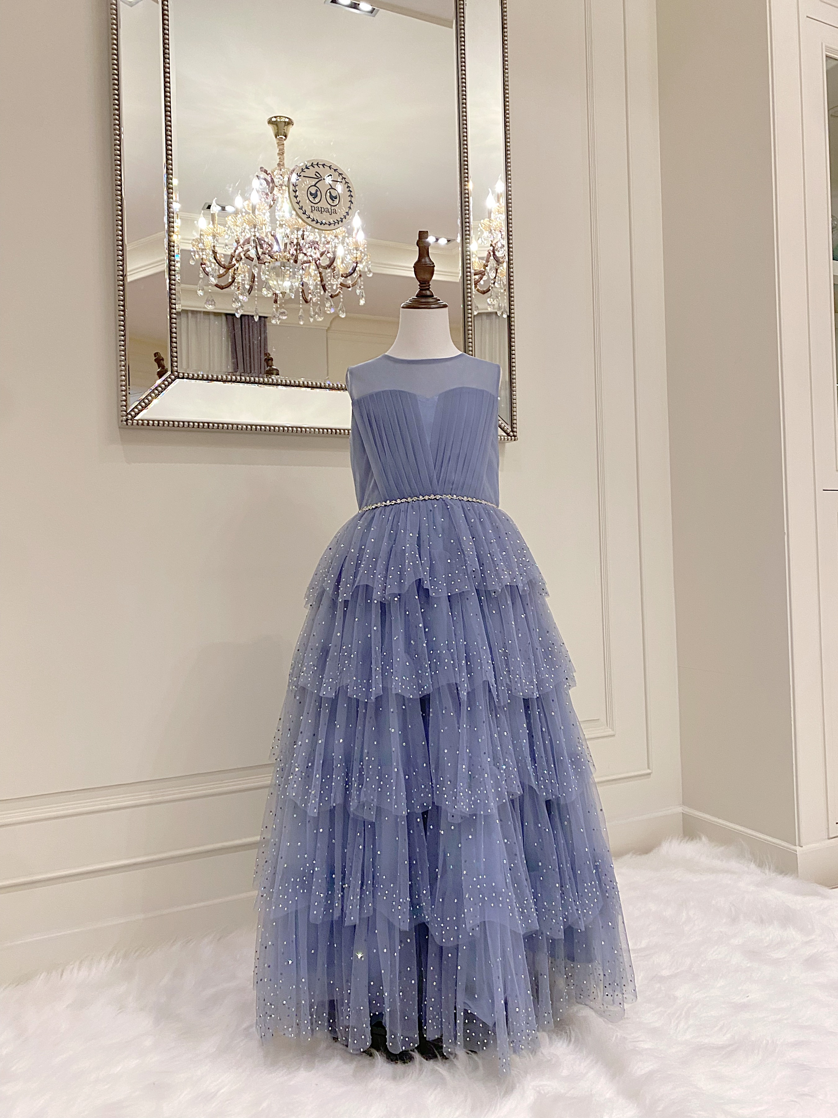 เดรสราตรียาวสีฟ้าครามแขนกุด (งานไฮพรีเมี่ยม) ดีเทลกระโปรงระบายประดับคริสตัล Swarovski แท้ทีละเม็ดด้วยมือ