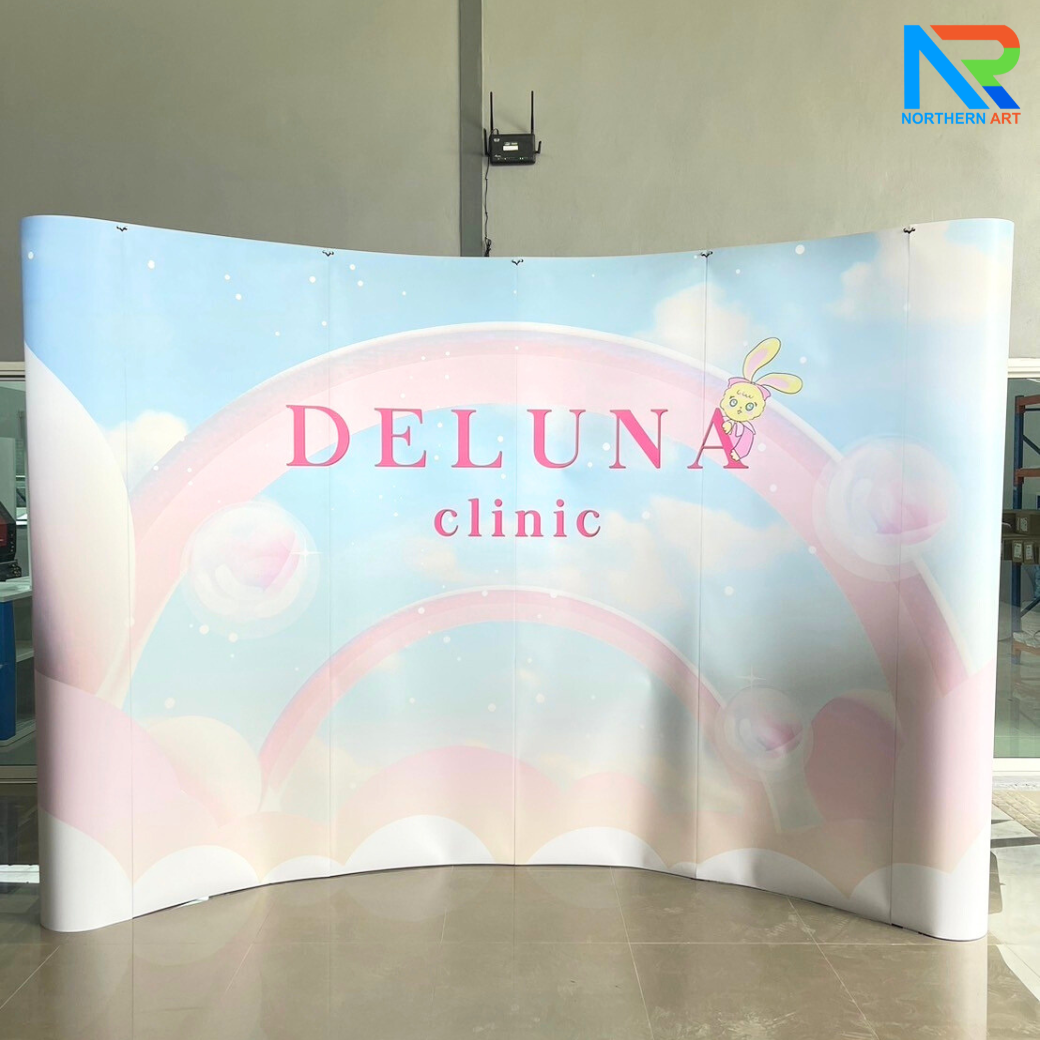 BACK DROP ฉากแบคดรอป รุ่นมน แบบโค้ง โครงอะลูมิเนียม ถอดประกอบได้ พร้อมงานพิมพ์+โคมไฟ พร้อมกระเป๋าล้อลาก 1 ใบ