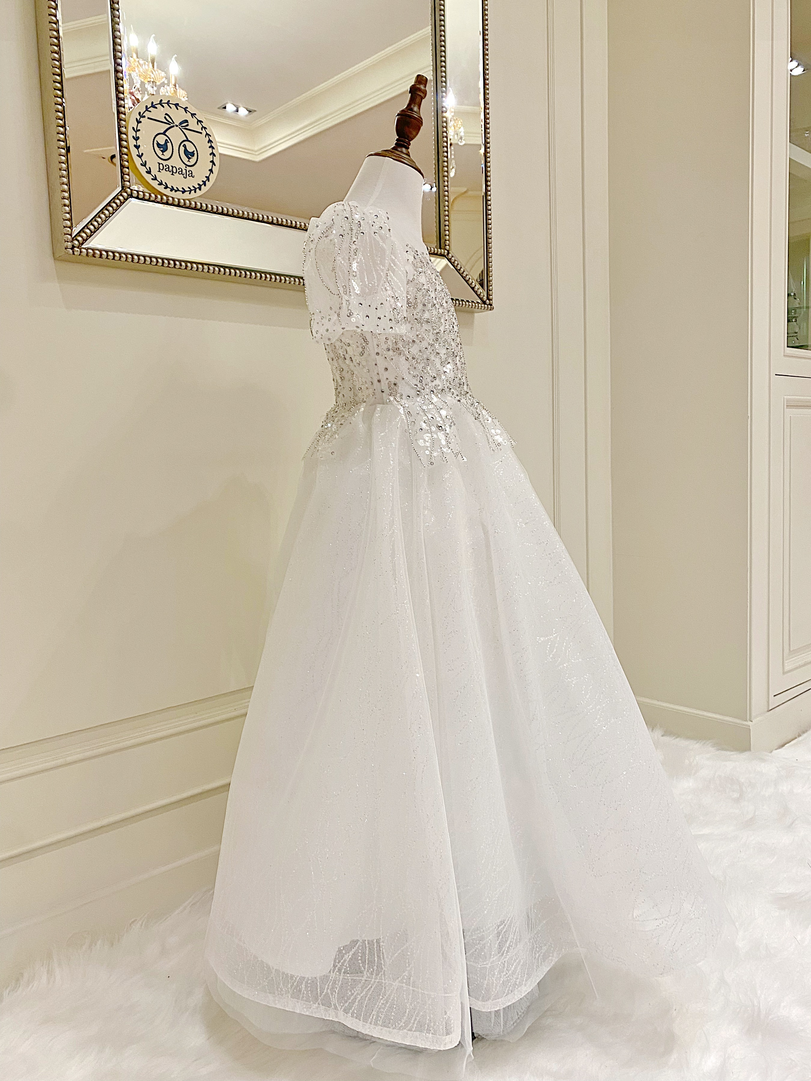 เดรสออกงานราตรียาวแขนตุ๊กตา สีขาวออฟไวท์บริสุทธิ์ ดีเทลปักลายเถาวัลย์ระย้าสีเงินวิ้งๆ ที่ช่วงอก