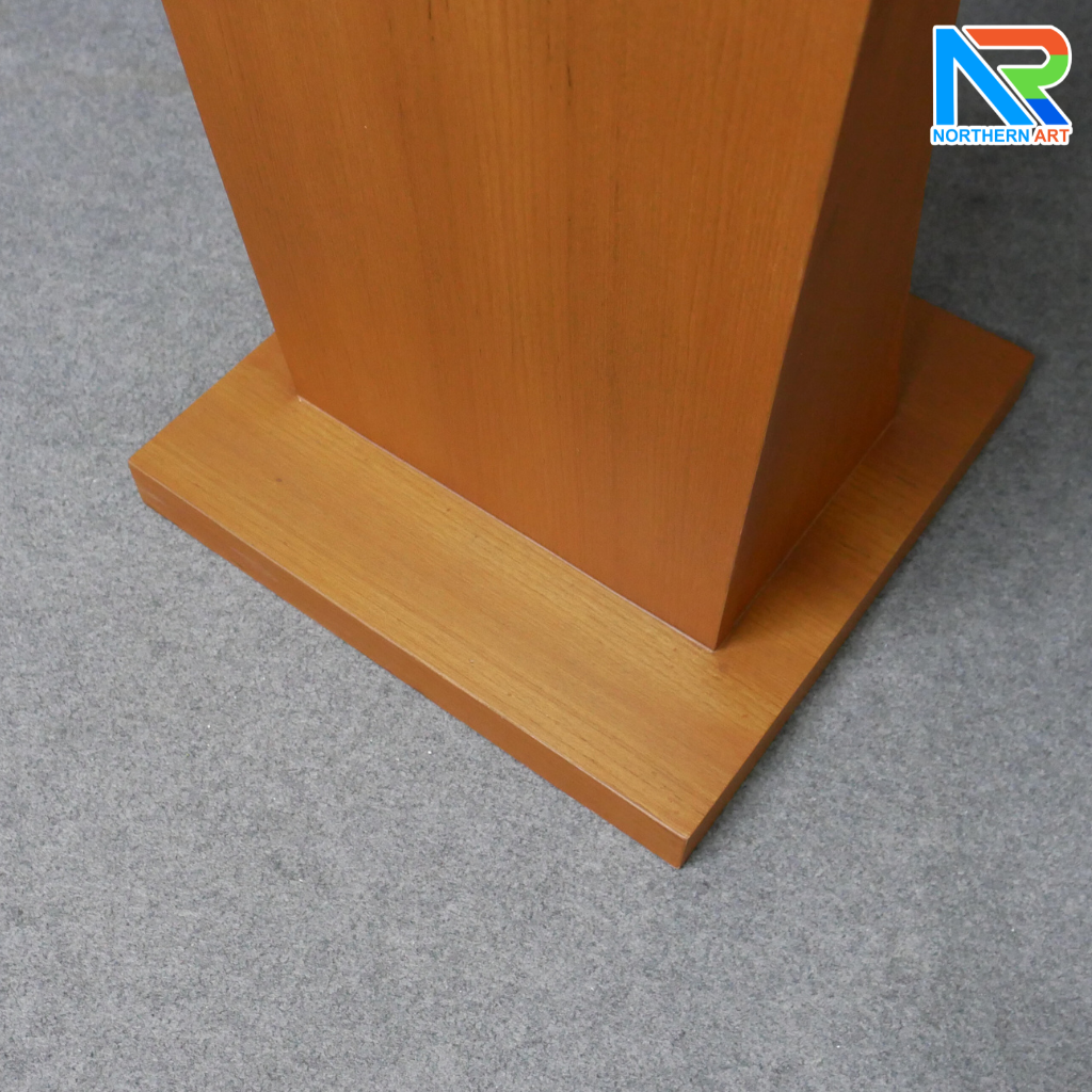 โพเดียมไม้ ลายไม้ สีสัก ขนาด (W) 50 x (L) 40 x (H) 120 cm. พร้อมชั้นวางของ