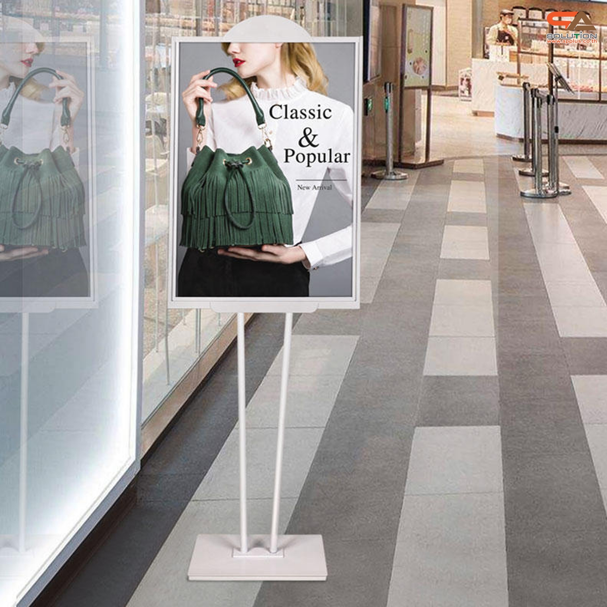 โปสเตอร์สแตนด์เหล็ก เสาคู่ สีขาว ขนาด (W)50 x (L)70 x H146 cm. ฐานเหลี่ยม โชว์งานพิมพ์2ด้าน ด้านบนครึ่งวงกลม สำหรับใส่โลโก้ ถอดประกอบได้