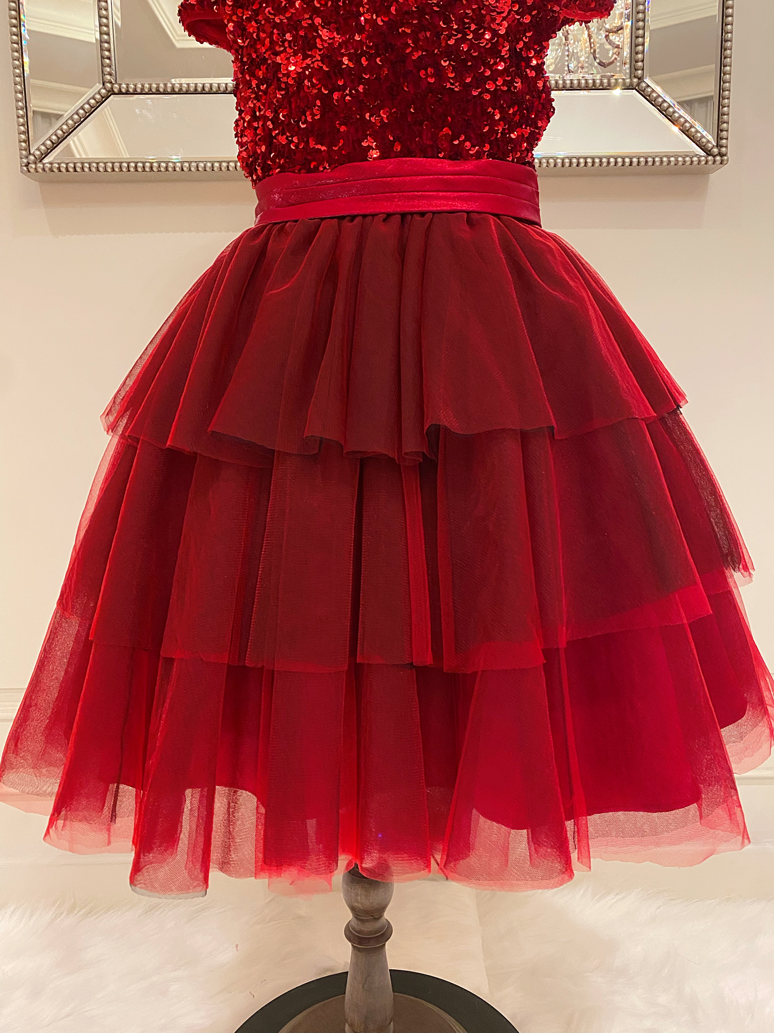 เดรสราตรีสั้นสีแดงแขนสั้น (งานไฮพรีเมี่ยม) ดีเทลปักเลื่อมด้านบน กระโปรงระบาย 3 ชั้น