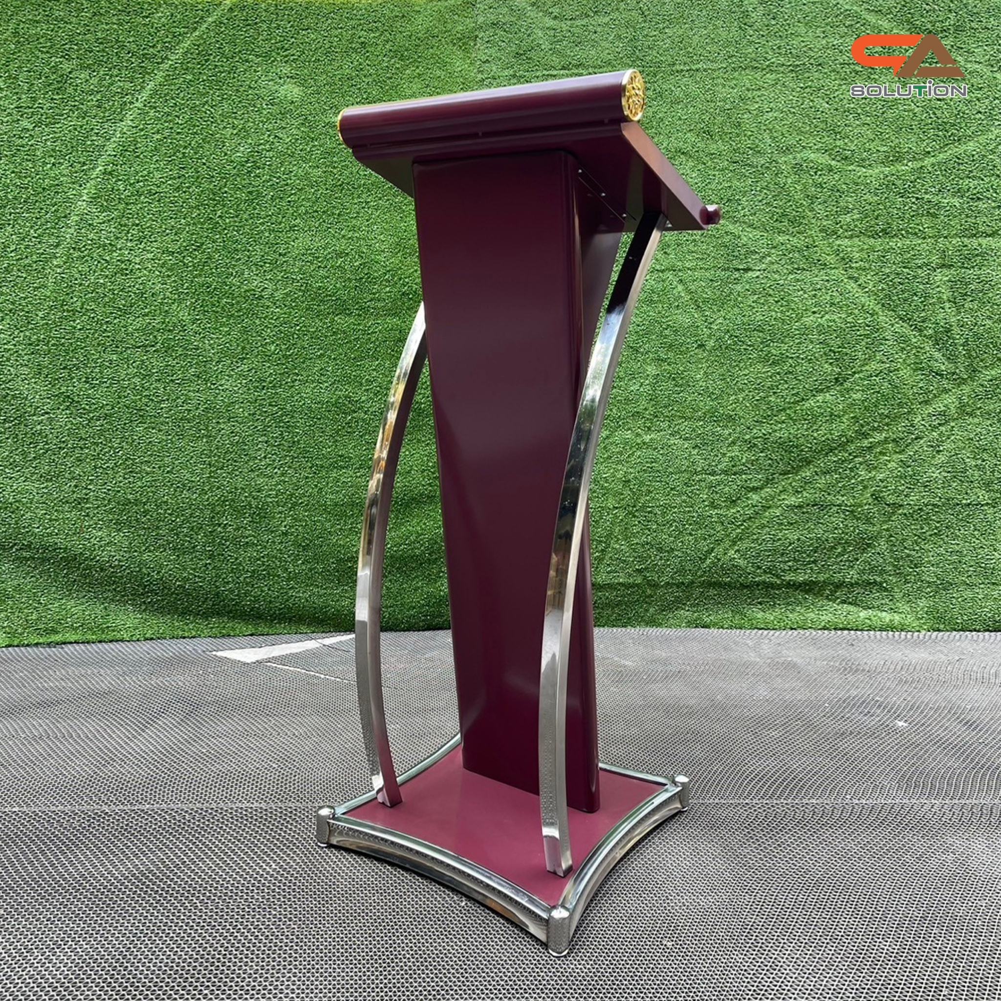 โพเดียมเหล็ก สีโอ๊คแดง ตกแต่งเสาโค้งสแตนเลสสีเงิน ขนาดTOP (W)48 x (L)39 สูง 117 cm.