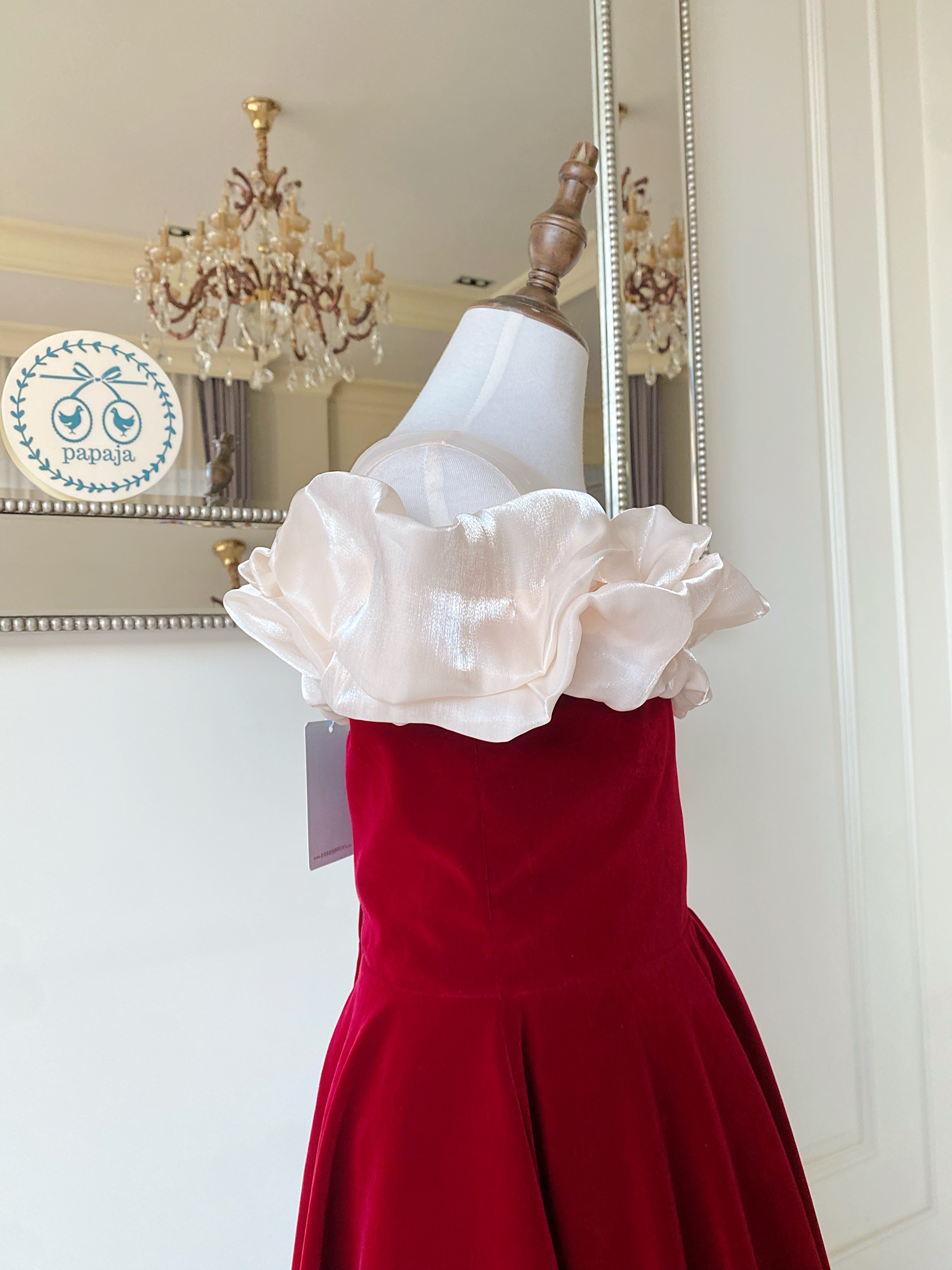 เดรสราตรียาวสีแดงแขนกุด ดีเทลช่วงไหล่จับจีบตัดโทนสีแดงด้วยผ้าสีครีม