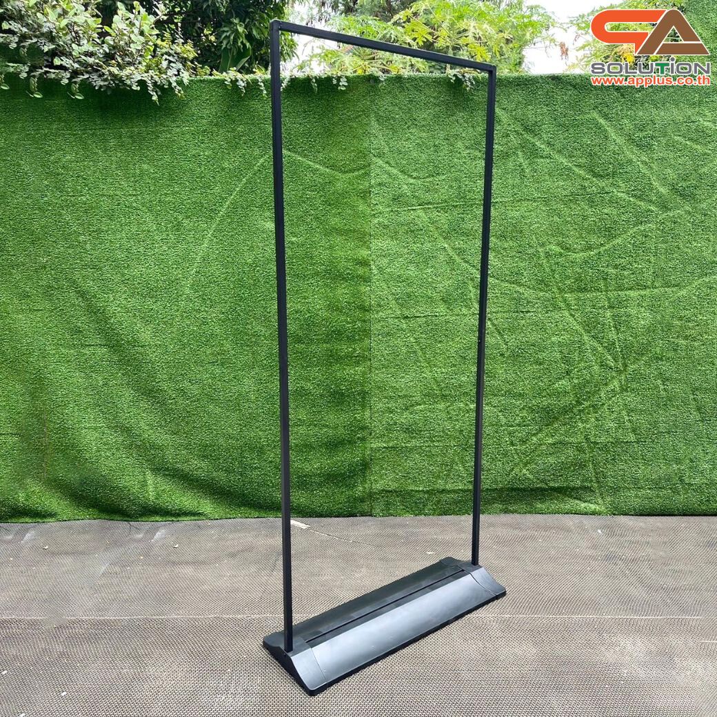 ป้ายตั้งพื้น รุ่นแขวน ฐานพลาสติกขึ้นรูป ขนาด 80x180 ซม. โครงเหล็กสีดำพร้อมขอแขวน 4 มุม ถอดประกอบได้ เคลื่อนย้ายสะดวก