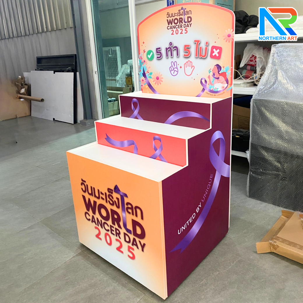 ชั้นวางพลาสวูดขั้นบันได ขนาด (W) 80 x (L)64 x (H)160 cm. มีล้อเลื่อนพร้อมตู้เก็บของด้านหลัง