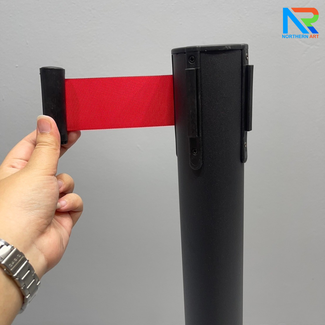 เสากั้นบริเขต เหล็กสีดำ พร้อมสายผ้าดึงกลับอัตโนมัติสีแดง