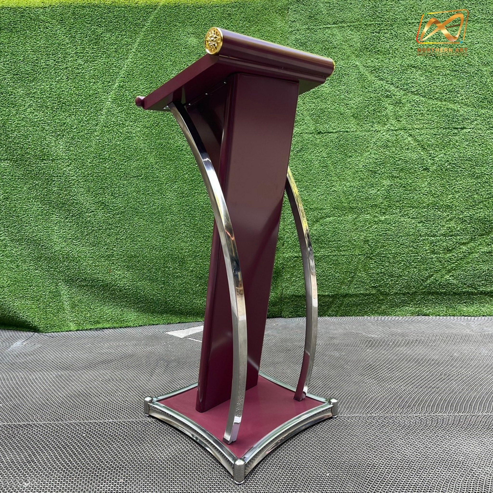 โพเดียมเหล็ก สีโอ๊คแดง ตกแต่งเสาโค้งสแตนเลสสีเงิน ขนาดTOP (W)48 x (L)39 สูง 117 cm.