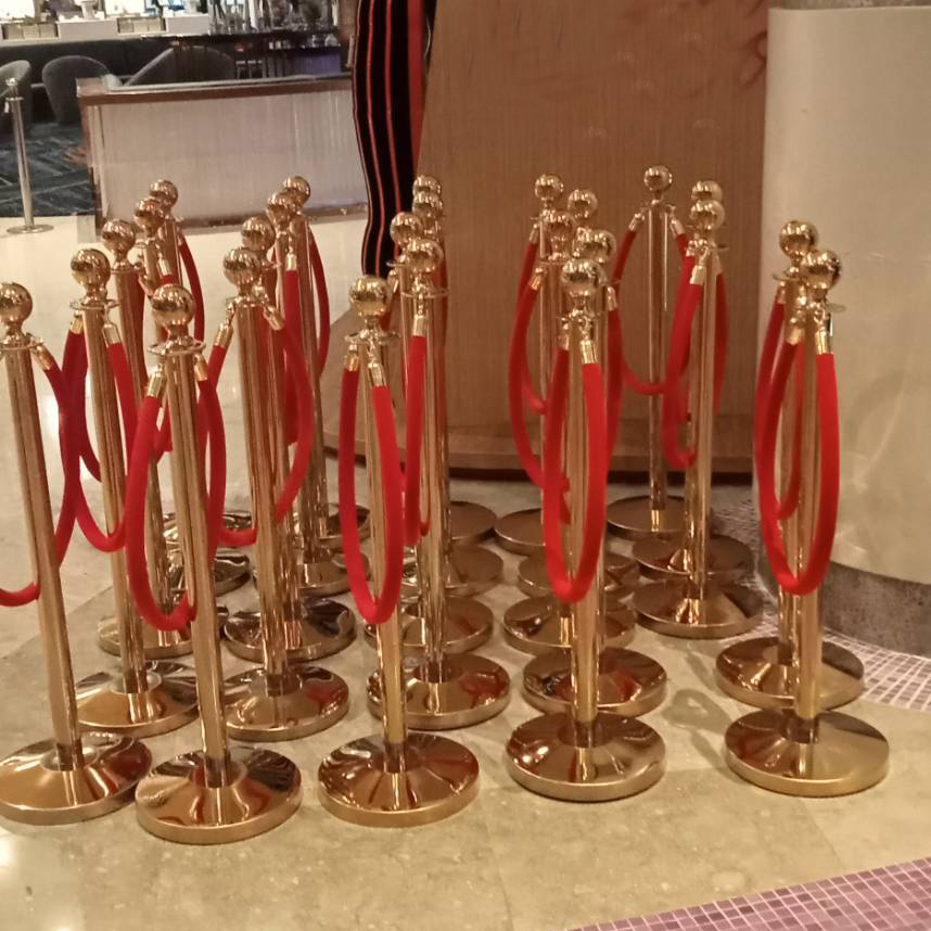 เสากั้นบริเขต สแตนเลสหัวกลมสีทอง พร้อมเชือกกำมะหยี่ สีแดง