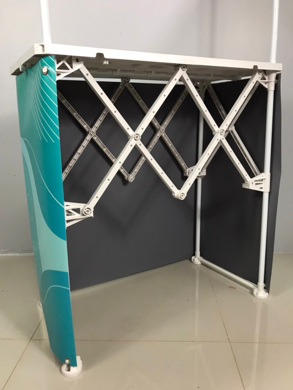 โต๊ะชงชิม บูธชงชิม รุ่นมีหลังคา ขนาด (W)78 x (D)40 x (H)185 cm.พร้อมชั้นวางของ หลังคา ถอดประกอบได้ พร้อมกระเป๋า 1 ใบ