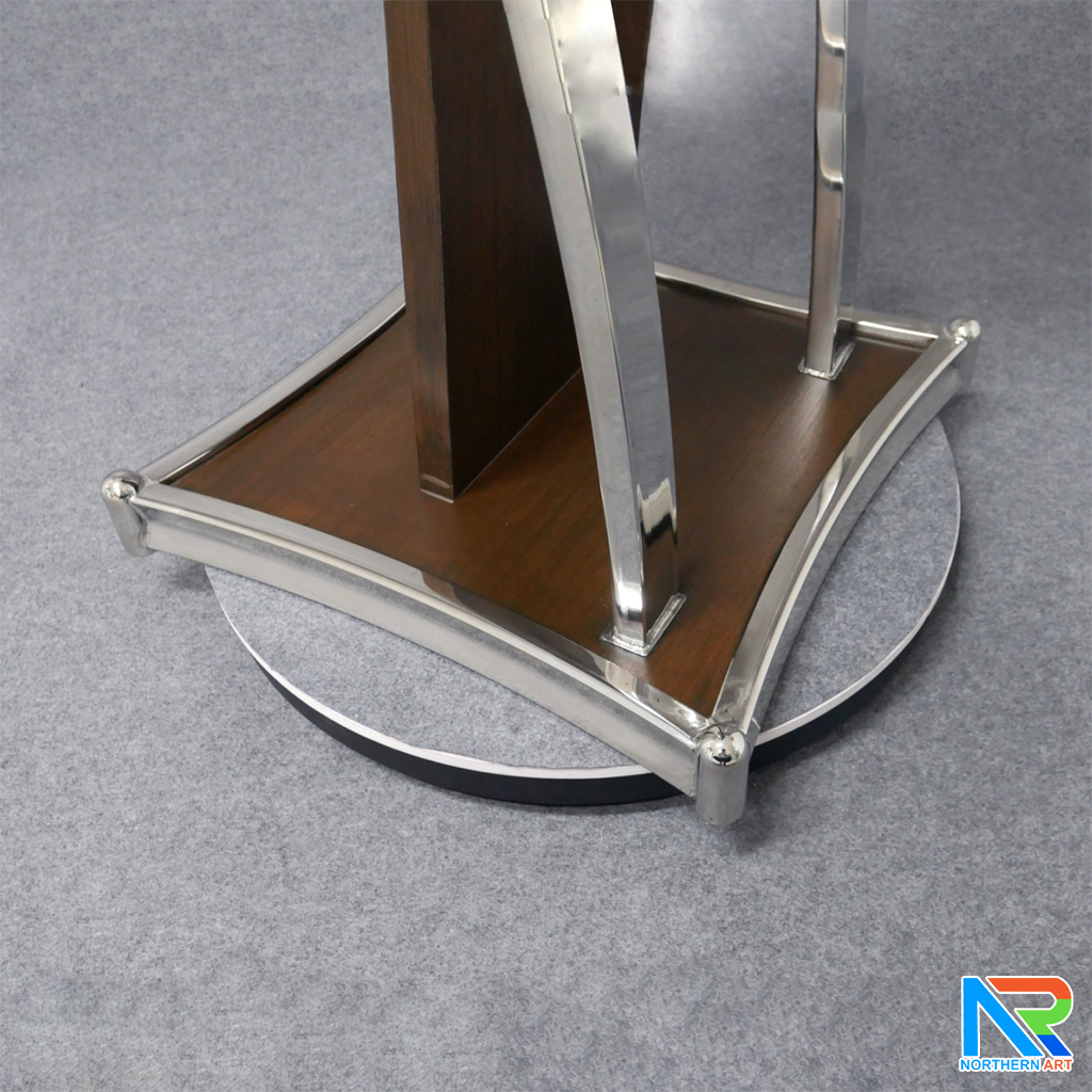 โพเดียมไม้สีโอ๊ค ตกแต่งสแตนเลส เกรด304 ขนาด (W) 47 x (D) 44 x (H)120 cm.