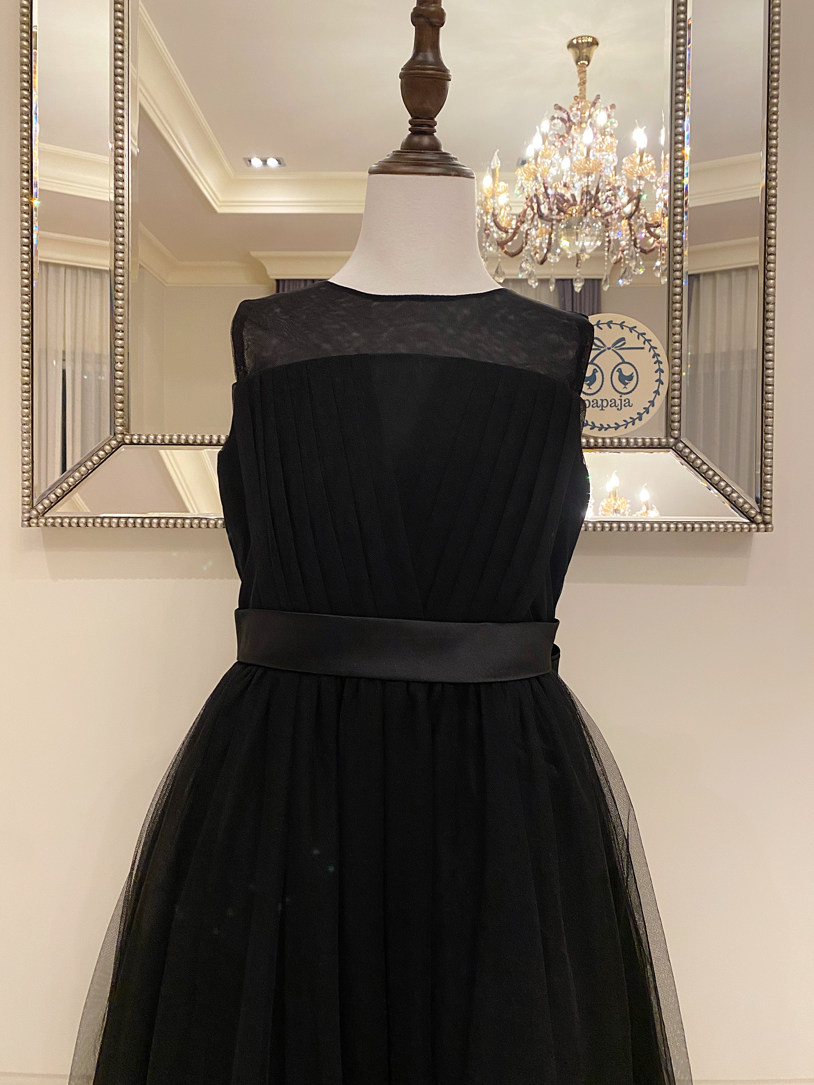 เดรสออกงานราตรียาวแขนกุดสีดำ (งานไฮพรีเมี่ยม) ดีเทลช่วงไหล่ซีทรู ช่วงเอวประดับผ้าซาติน