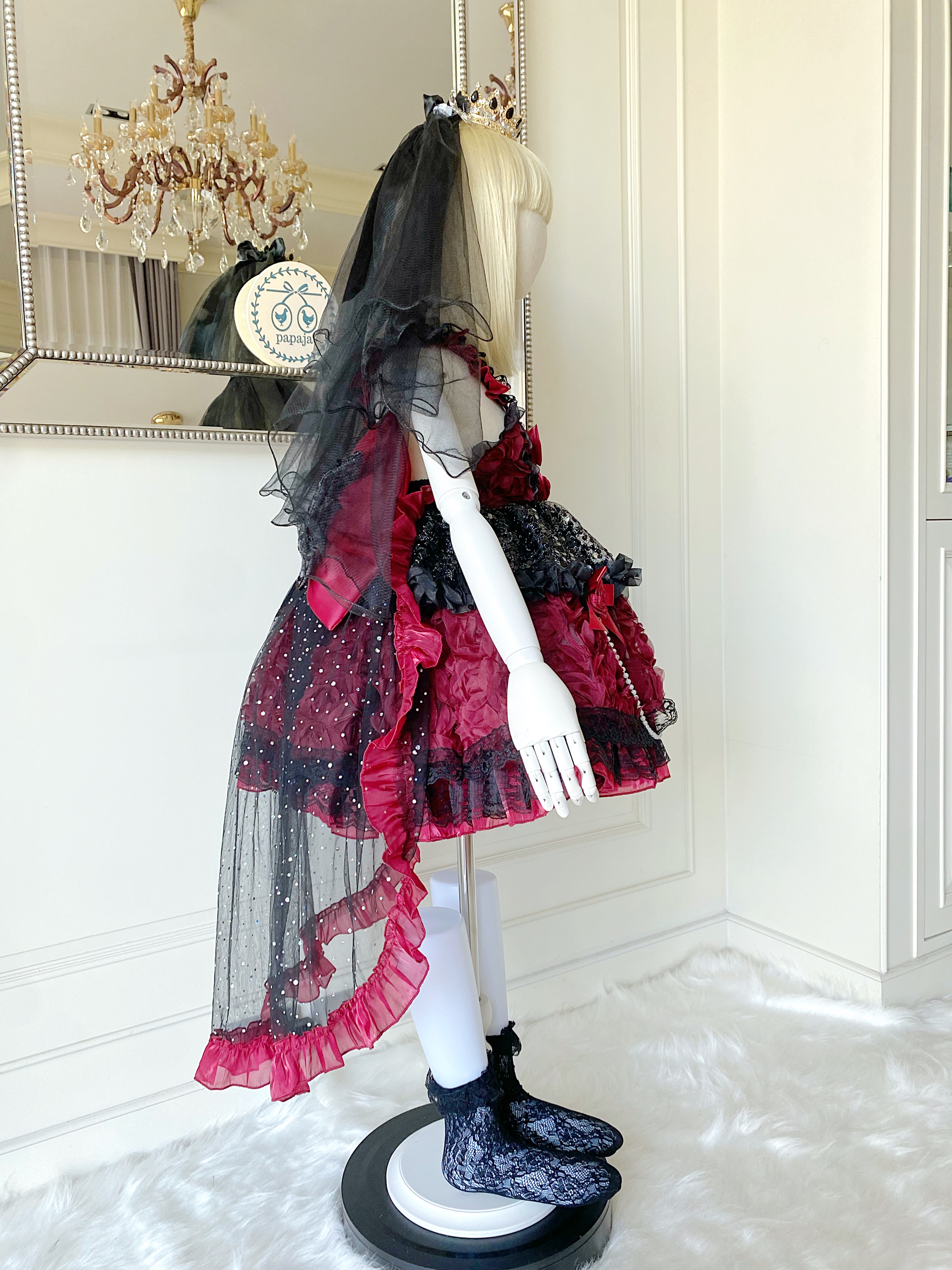 (HW) (เซต 4 ชิ้น) ชุดคอสเพลย์ งานไฮพรีเมี่ยม สไตล์โลลิต้า ควีนฮาโลวีน โทนดำแดงครบเซต (ชุด+สร้อย+มงกุฏ+ถุงเท้า)