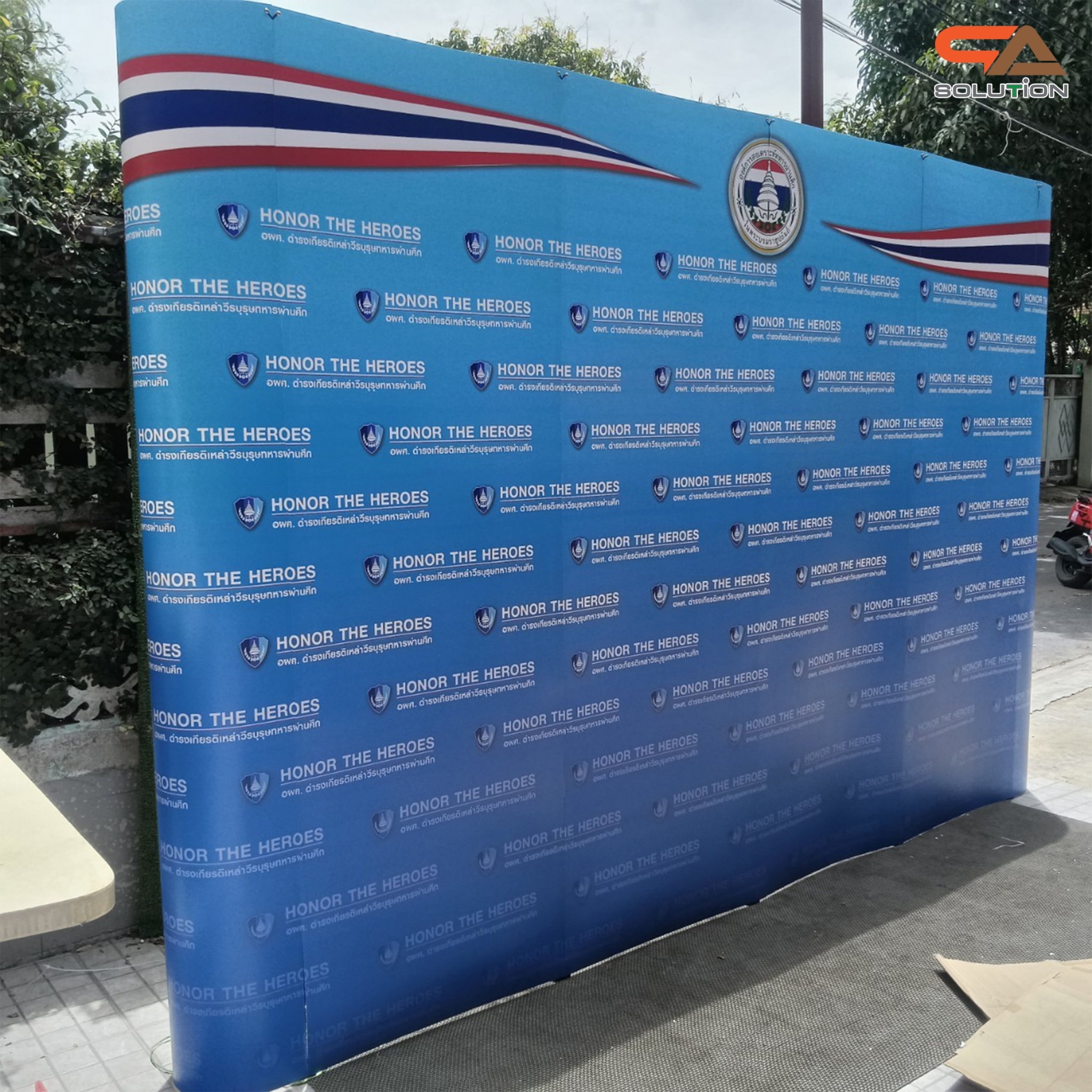 BACK DROP ฉากแบคดรอป รุ่นมน แบบตรง โครงอะลูมิเนียม ถอดประกอบได้ พร้อมงานพิมพ์ + โคมไฟ2ชุด พร้อมกระเป๋าล้อลาก 1 ใบ