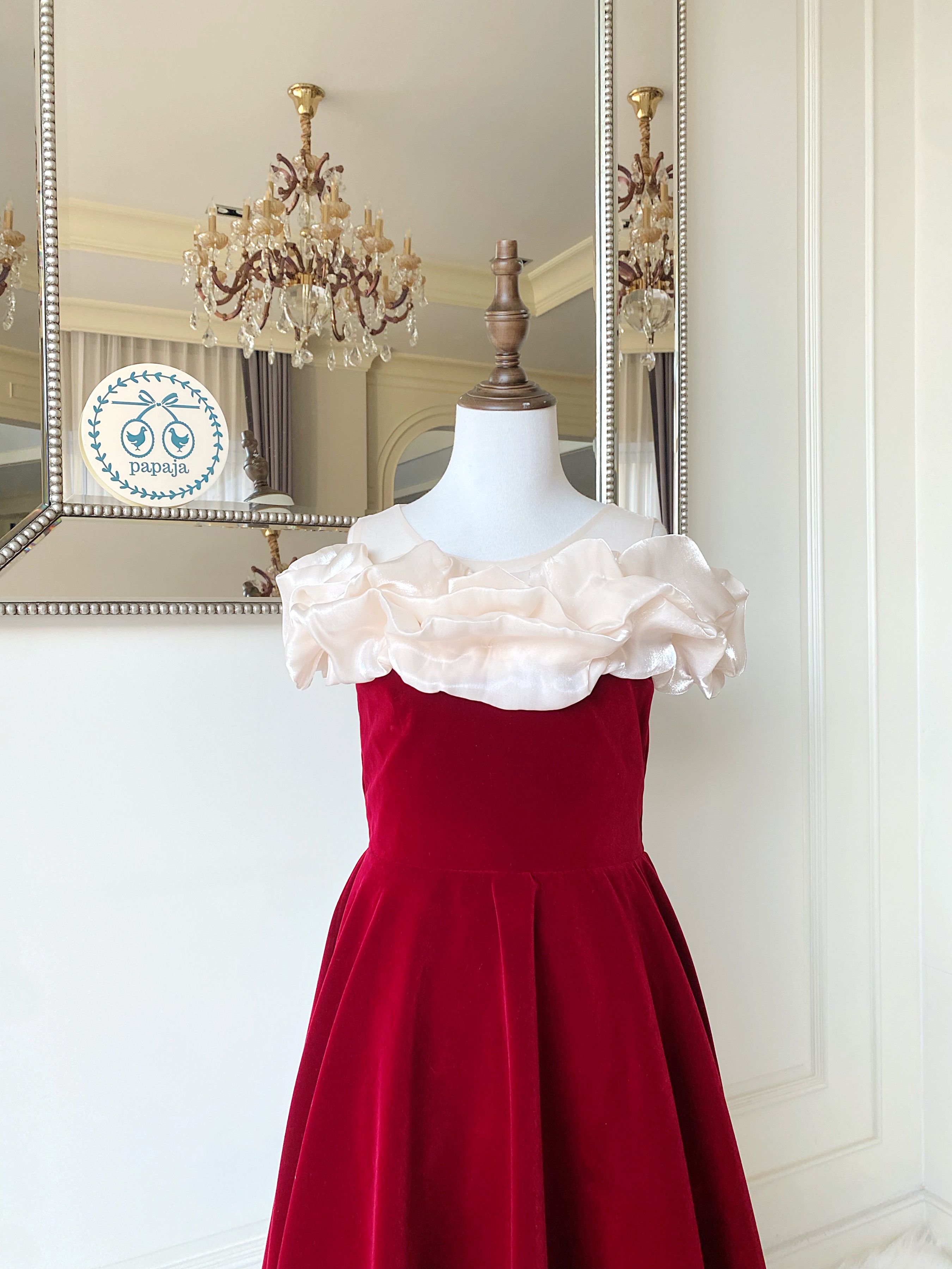 เดรสราตรียาวสีแดงแขนกุด ดีเทลช่วงไหล่จับจีบตัดโทนสีแดงด้วยผ้าสีครีม