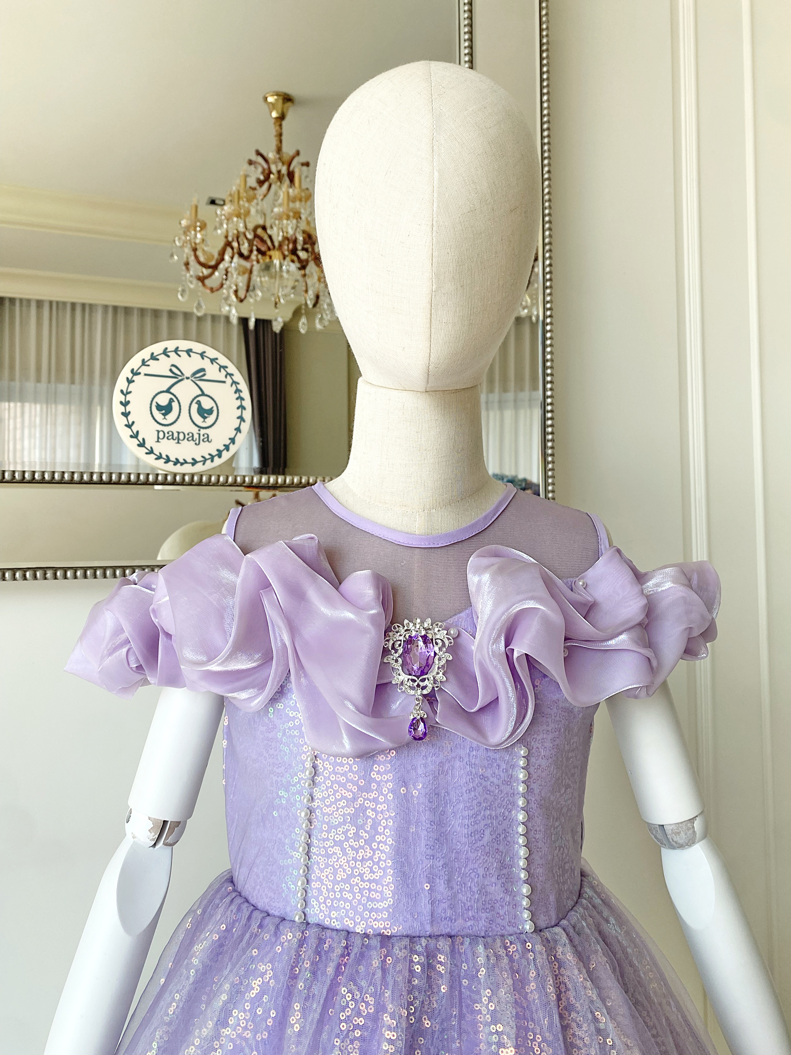 เดรสราตรียาวสี่ส่วน สีม่วงพาสเทล แขนกุด ดีเทลจับเดรปรอบไหล่ ผ้าปักเลื่อมวิ้งๆ สวยมากๆ