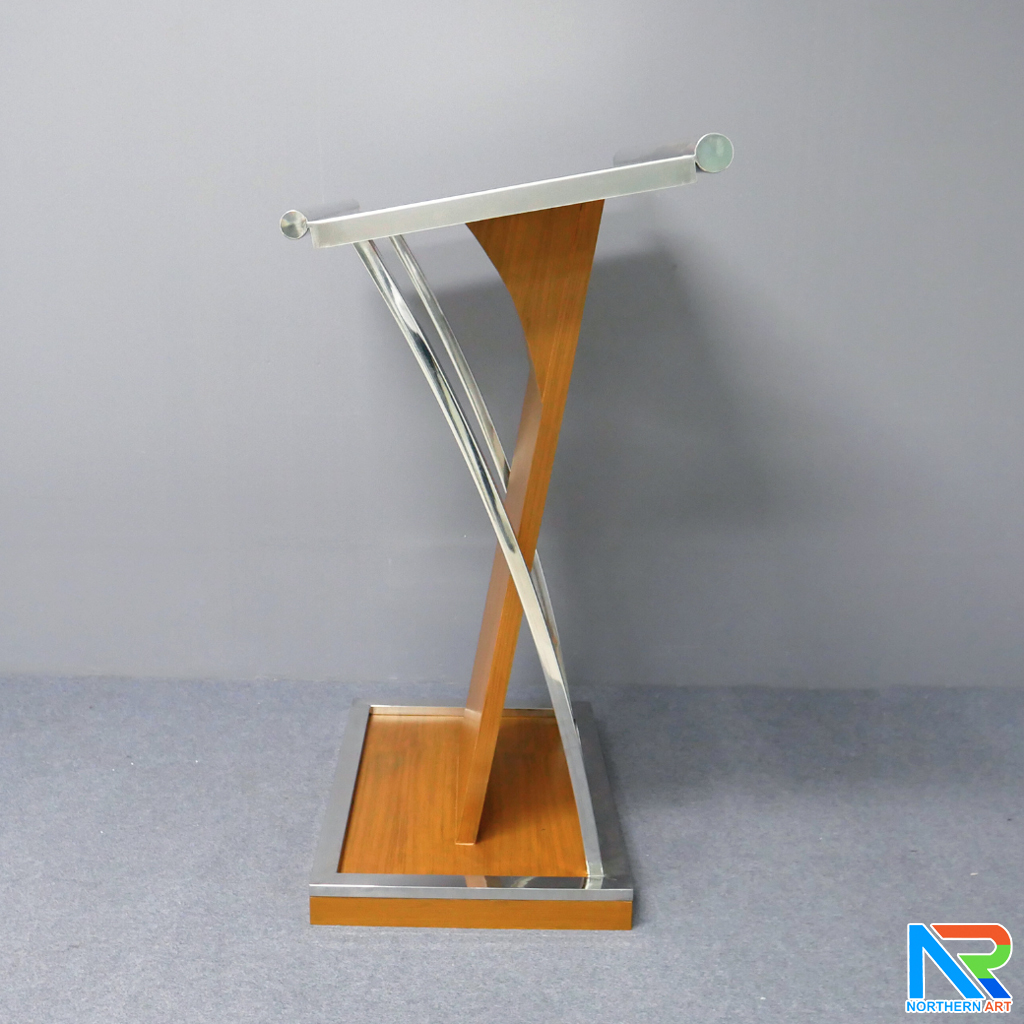 โพเดียมไม้ยืนคู่ Top หุ้มสแตนเลสยืนคู่ สีสัก ขนาด (W) 90x (L) 59 x (H) 120 cm. พร้อมตกแต่งเสาโค้งสแตนเลสเกรด304