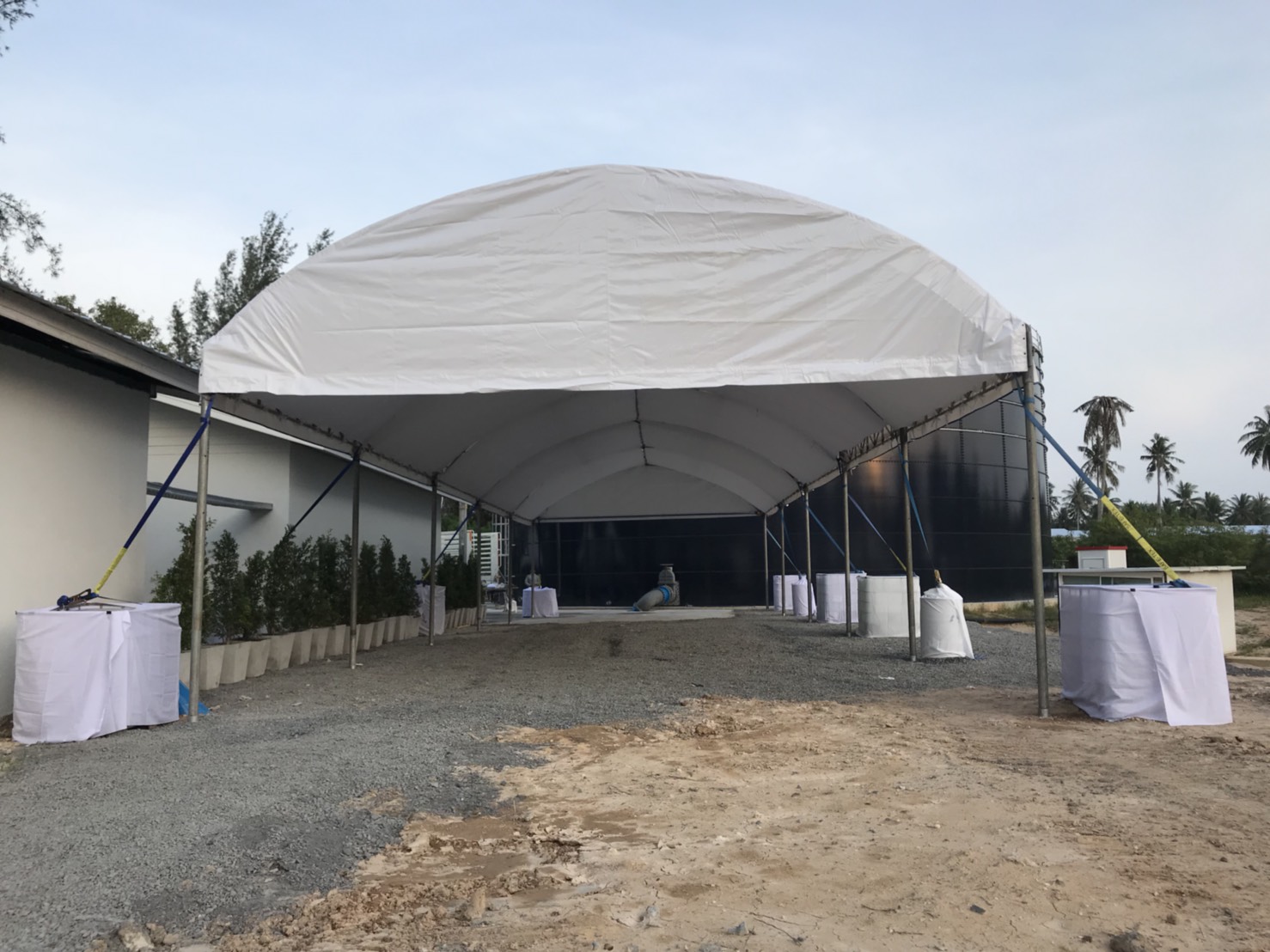 เต็นท์โดม ขนาดกว้าง 8 เมตร ความยาวไม่จำกัด ทรงโค้งสีขาวเหมาะสำหรับงานจัดงานทุกประเภท