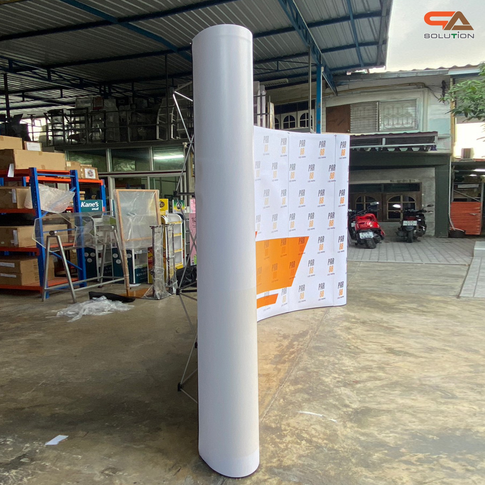 BACK DROP ฉากแบคดรอป รุ่นมน แบบโค้ง โครงอะลูมิเนียม ถอดประกอบได้ พร้อมงานพิมพ์+โคมไฟ พร้อมกระเป๋าล้อลาก 1 ใบ