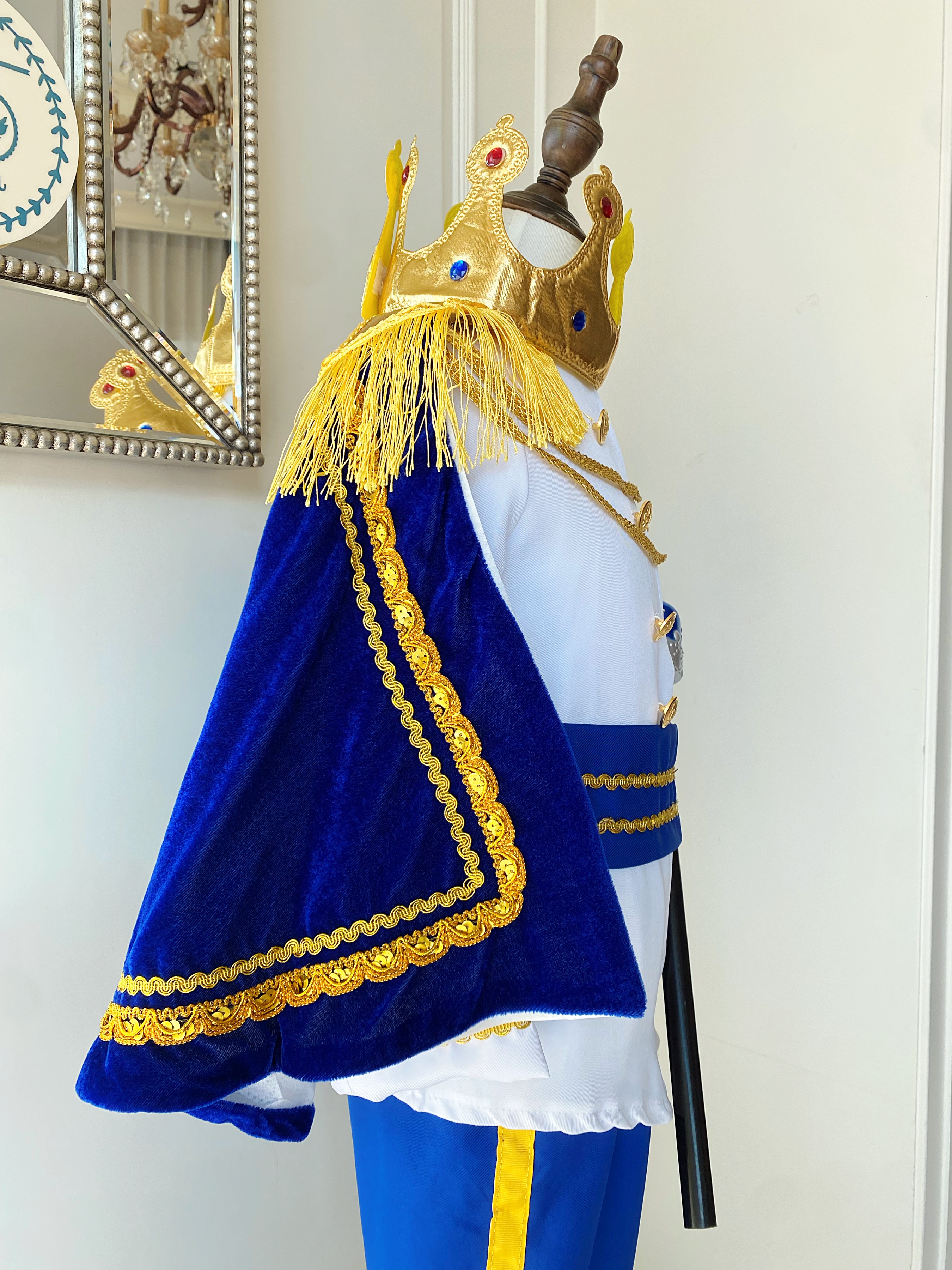 ชุดเจ้าชายรูปงามเสื้อขาวกางเกงสีน้ำเงิน ครบเซต ผ้าคลุม/มงกุฏ/คฑา/รองเท้าบูตเทียม