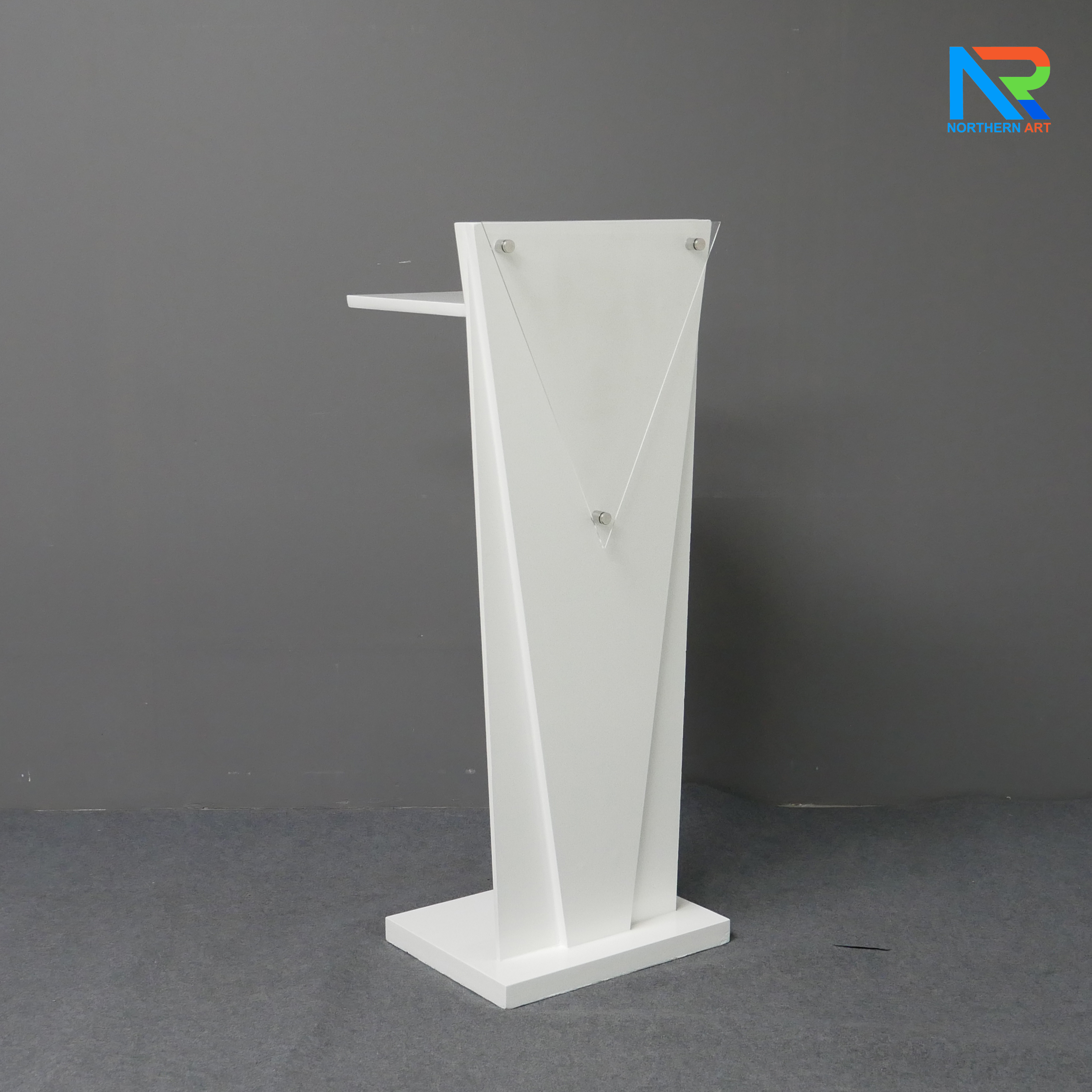 โพเดียมไม้สีขาว ทรงสามเหลี่ยม ขนาด (W) 45 x (L) 35 x (H) 120 cm. ด้านหน้าอะคริลิคใส ติดหมุด สำหรับติดโลโก้