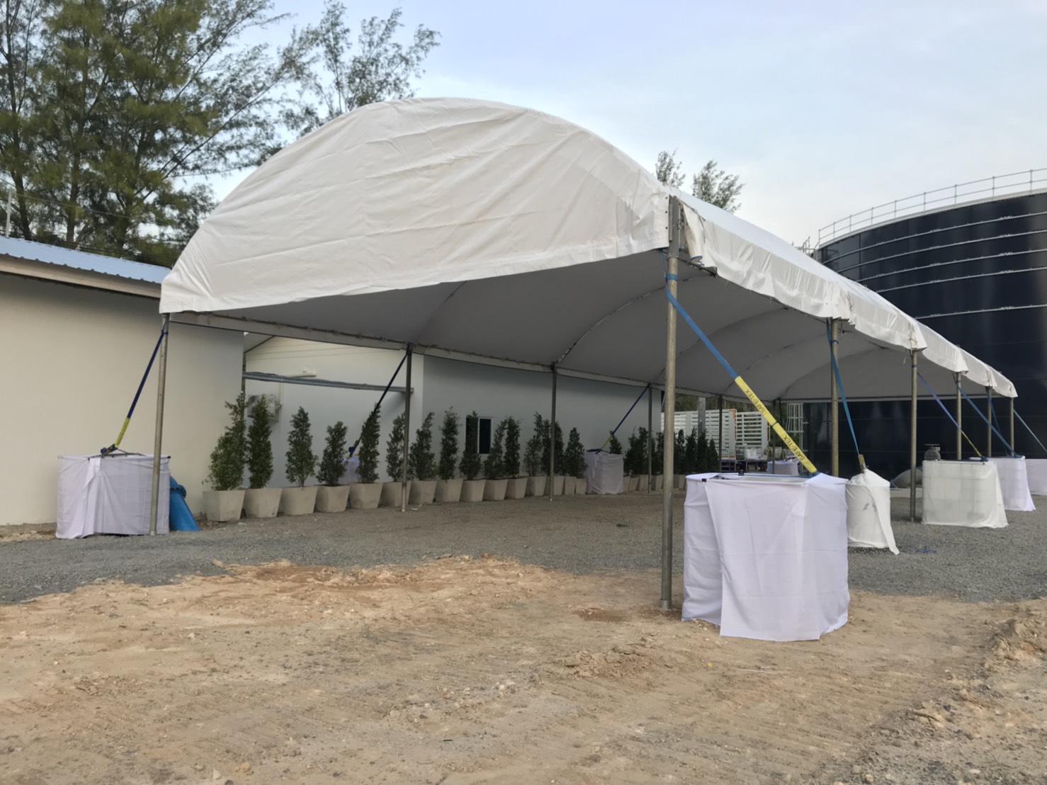 เต็นท์โดม ขนาดกว้าง 8 เมตร ความยาวไม่จำกัด ทรงโค้งสีขาวเหมาะสำหรับงานจัดงานทุกประเภท