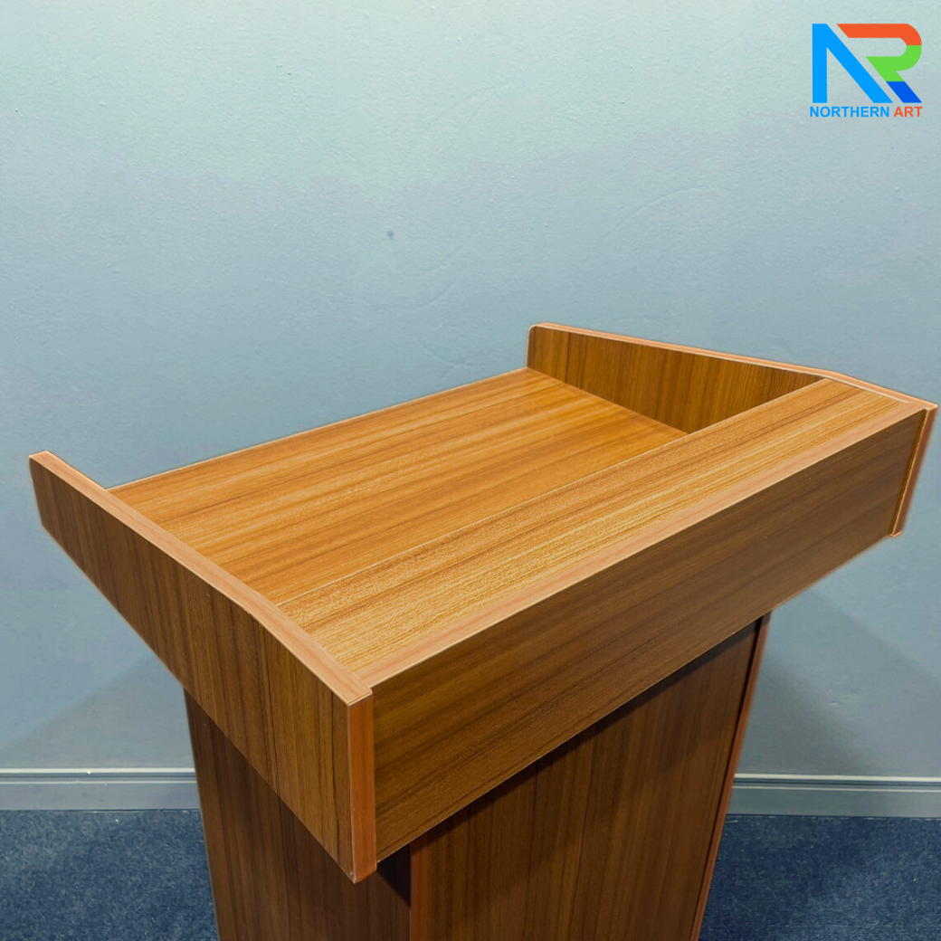 โพเดียมไม้ ลายไม้สีสัก ขนาด (W)63 x (D)50 x (H)111 cm. พร้อมชั้นวางของ