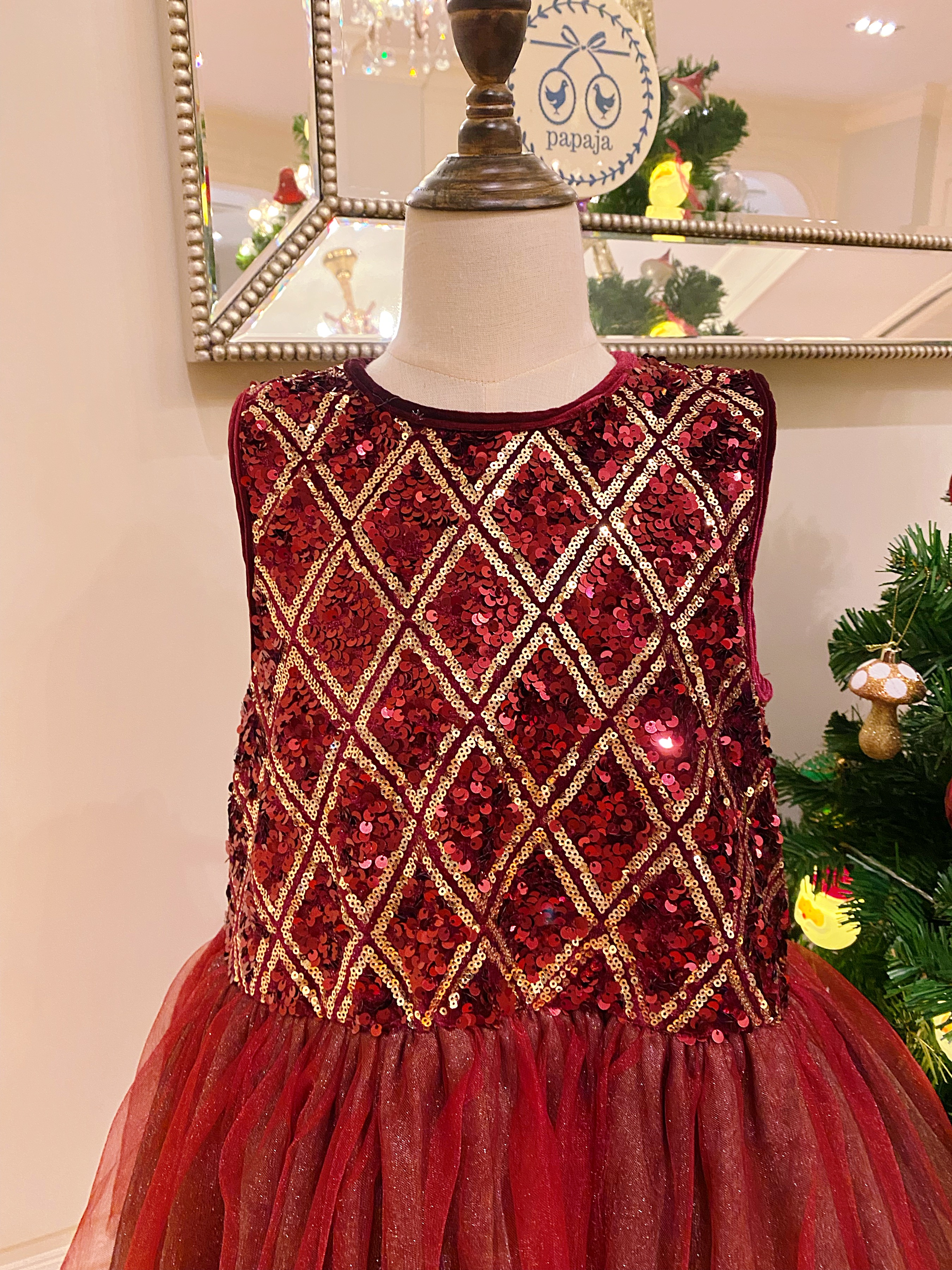 เดรสสีแดงงานไฮพรีเมี่ยม แขนกุดดีเทลปักเลื่อมลายข้าวหลามตัดช่วงอกหรูหรา ดีเทลช่วงกระโปรงสองชั้น สวยอลัง