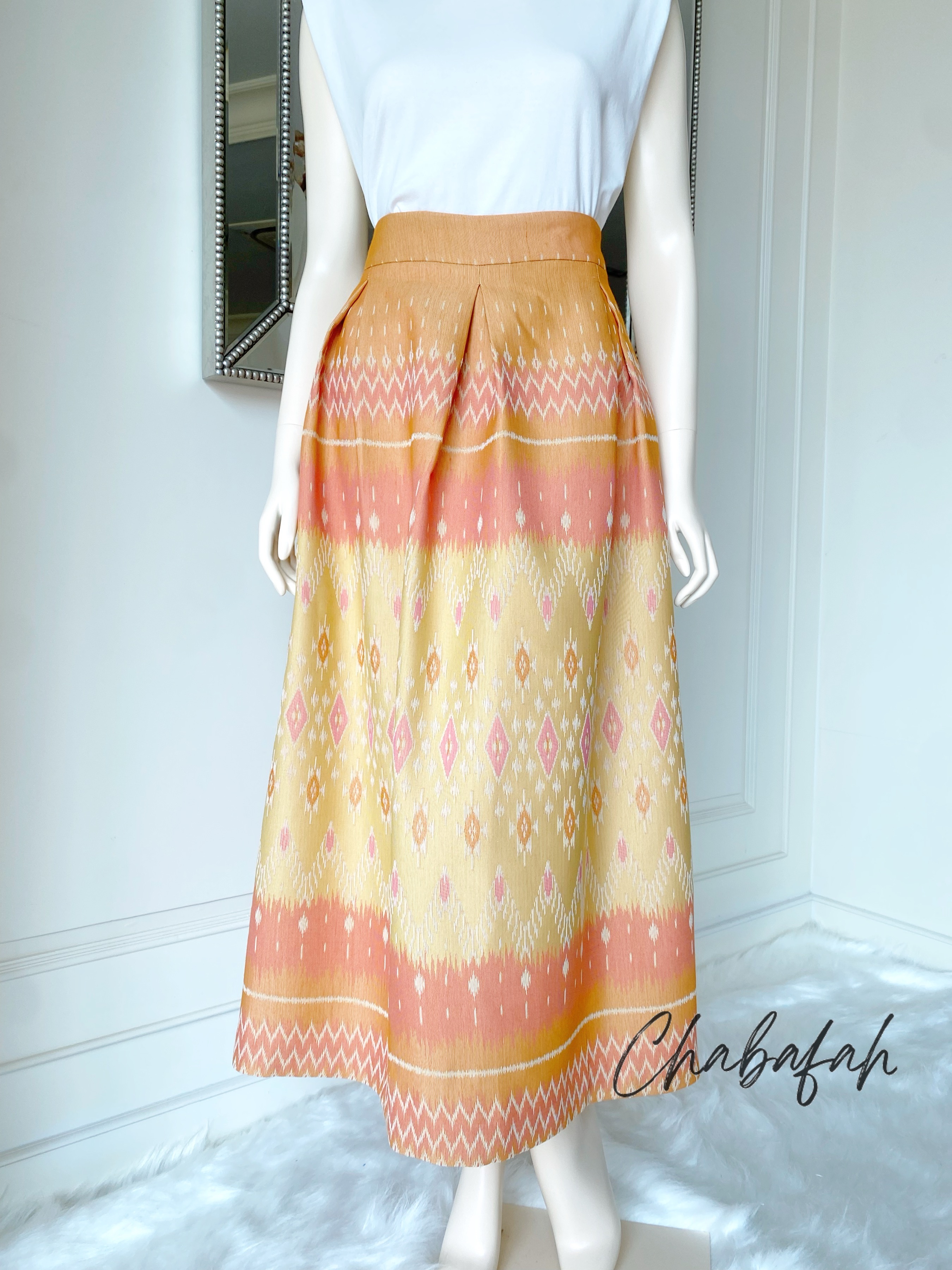 (No. 002) กระโปรงผ้าฝ้ายไทยทอเครื่อง สีเหลืองสลับส้ม ทรงทวิส แบรนด์ Chabafah (ชบาฟ้า)
