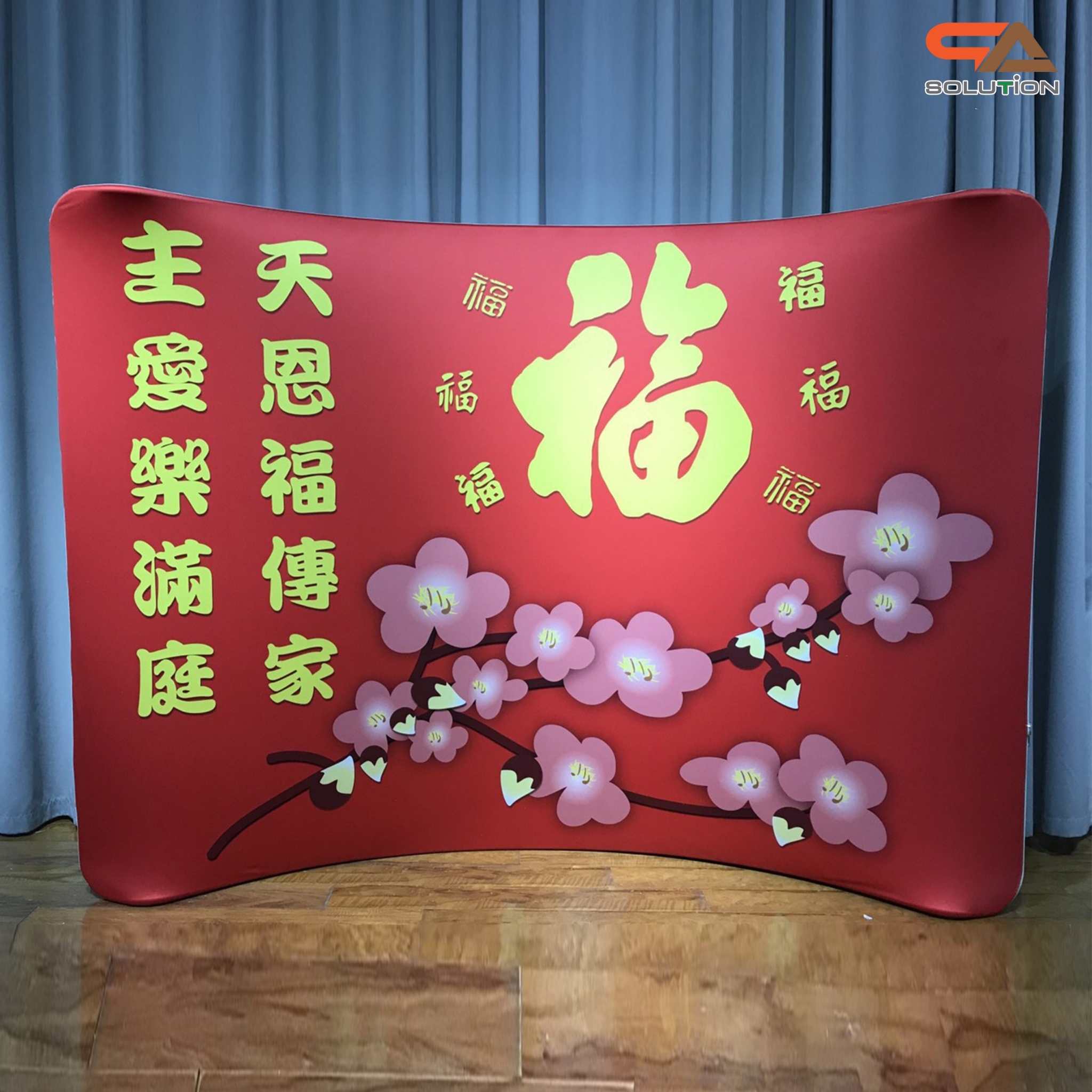 แบคดรอปผ้า Fabric Backdrop รุ่น Curved wall รุ่นโค้ง ขนาด (W)243.8-596 x (H)228 cm.โครงอะลูมิเนียม ถอดประกอบได้ พร้อมกระเป๋าใส่อุปกรณ์ 1 ใบ