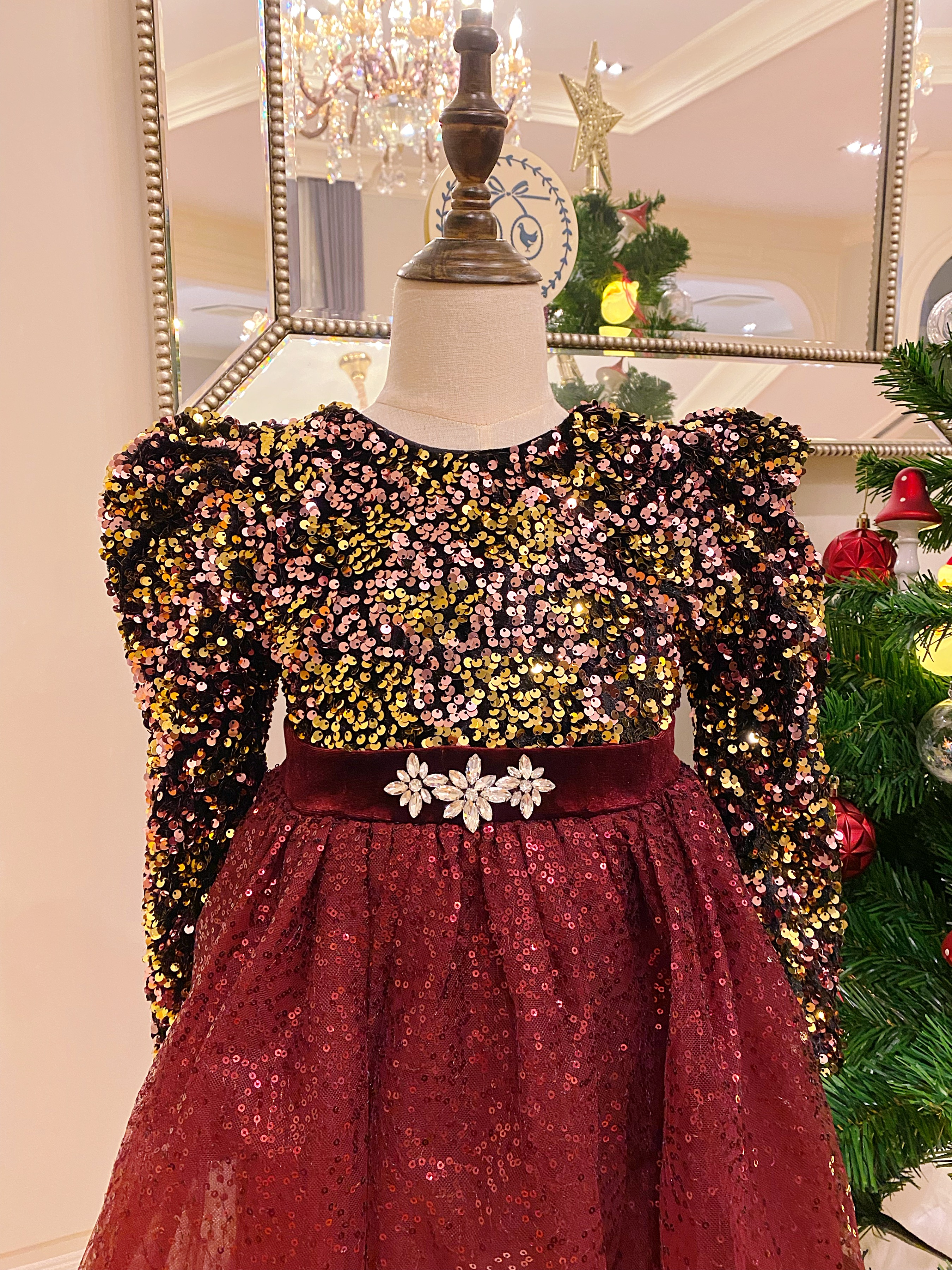 เดรสสีแดงงานไฮพรีเมี่ยมแขนยาวปักเลื่อมครึ่งตัว โทนแดงสลับทอง สุดหรู