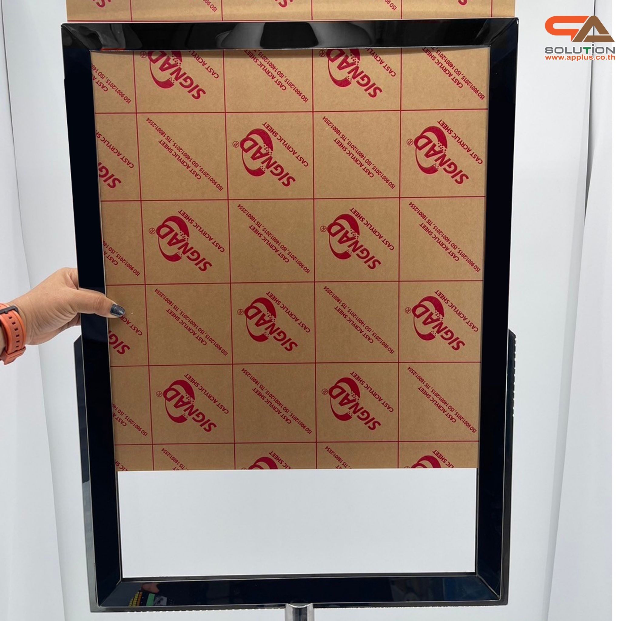 โปสเตอร์สแตนด์ สแตนเลส ฐานกลม เสาเดี่ยว ขนาด (W)50 x (L)70 x (H)160 cm.สแตนเลสเกรด304 พร้อมอะคริลิค หนา 2 มม. 2 แผ่น ประกบ สอดงานพิมพ์ด้านบน