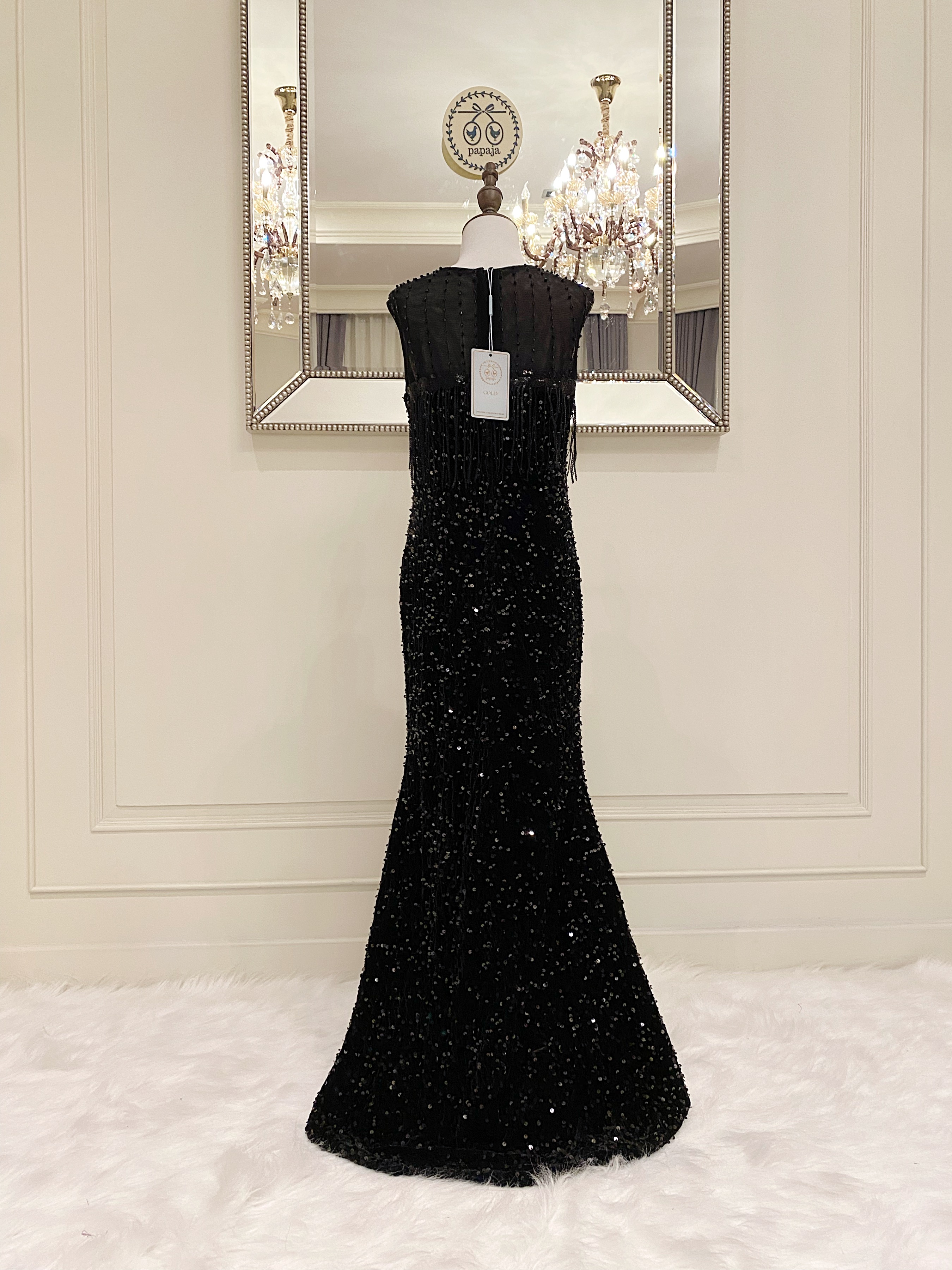 เดรสราตรียาวหางปลาสีดำแขนกุดปักเลื่อมทั้งชุด ดีเทลไหล่ซีทรู ชุดนี้แพทเทริน์ใส่สวยเข้ารูปร่าง