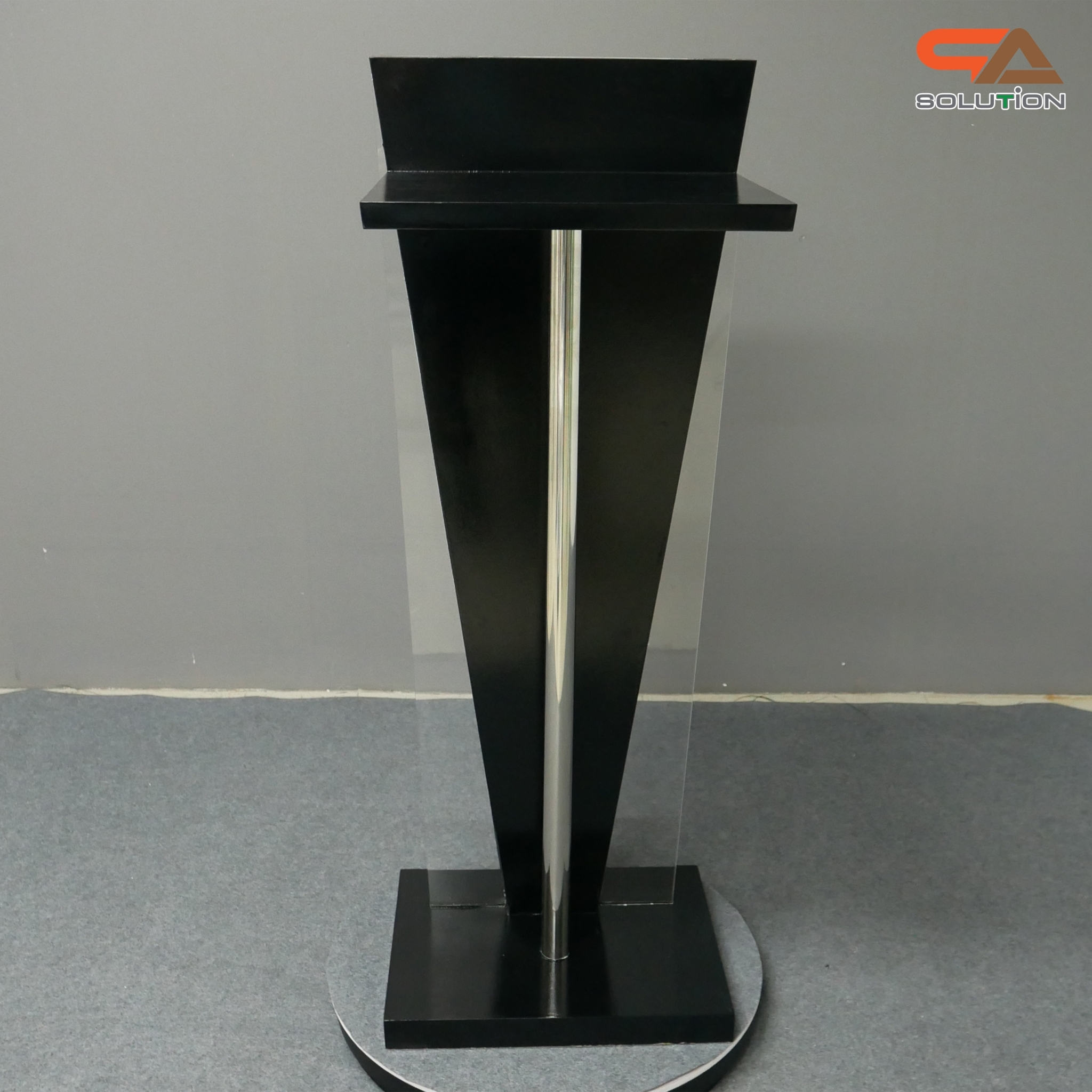 โพเดียมไม้สีดำ ทรงสามเหลี่ยม ขนาด (W) 45 x (L) 35 x (H) 120 cm. ด้านข้างอะคริลิคใส หนา 8 มม. ด้านหน้าอะคริลิคใส ติดหมุด สำหรับติดโลโก้