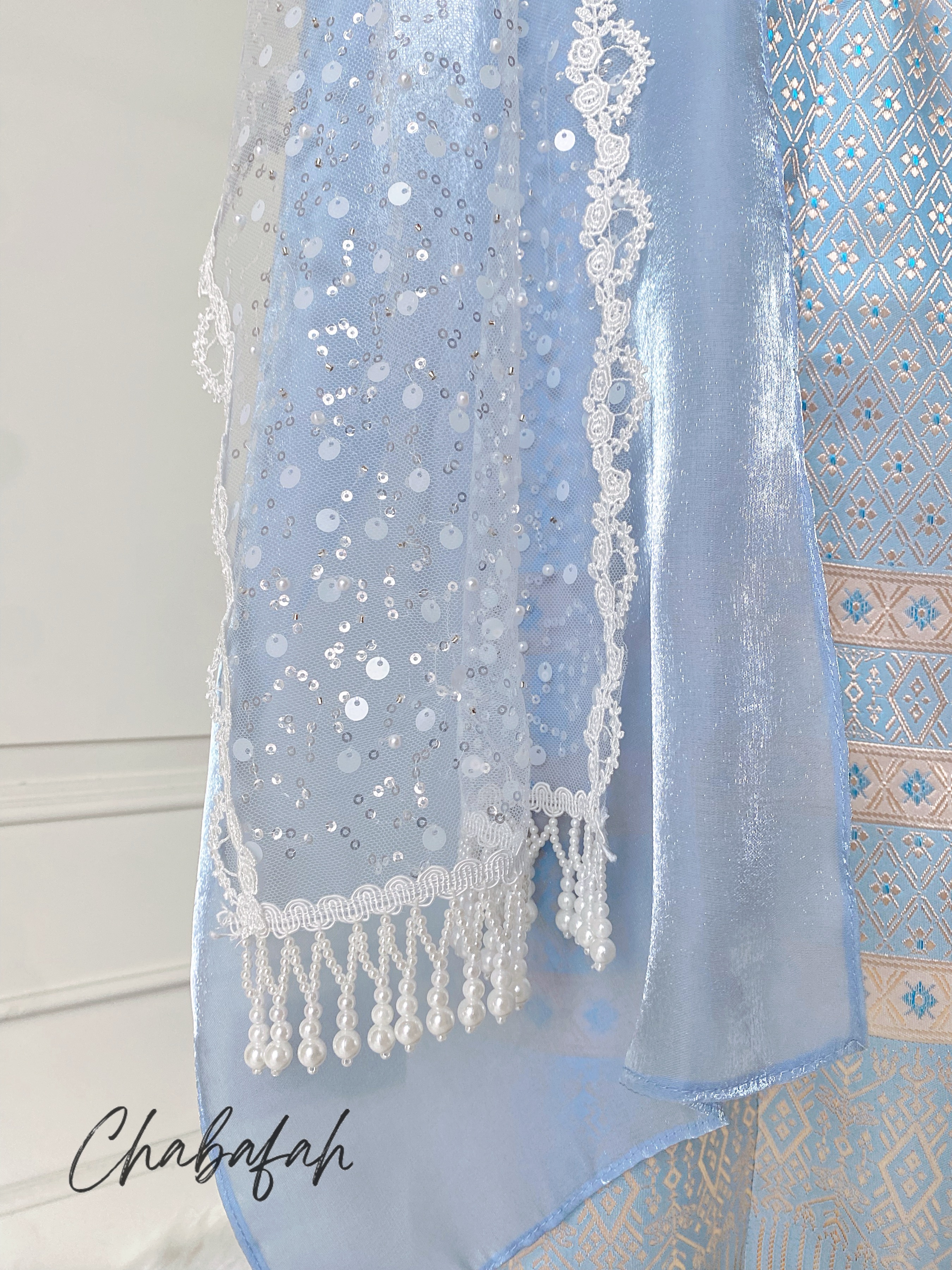 เดรสชุดไทยสไบเฉียง สีฟ้าพาสเทล แบรนด์ Chabafah พร้อมเครื่องประดับ 3 ชิ้น