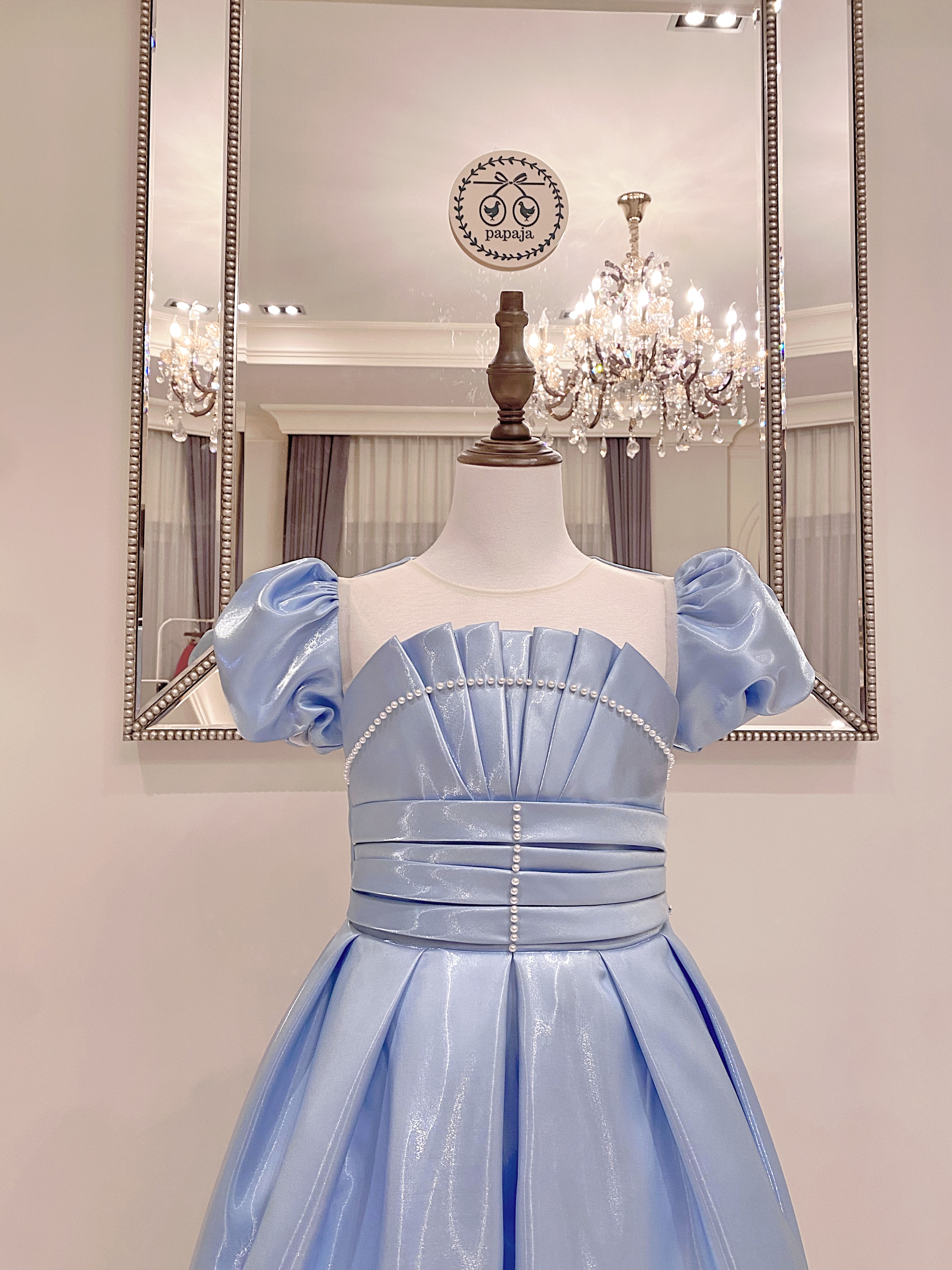 เดรสราตรียาวสีฟ้าครามแขนตุ๊กตา ดีเทลจับเดรปช่วงบนและเอว ผ้าดัสเชสเนื้อไหมแก้ว ชุดนี้คัตติ้งและผ้าสวยมากๆ