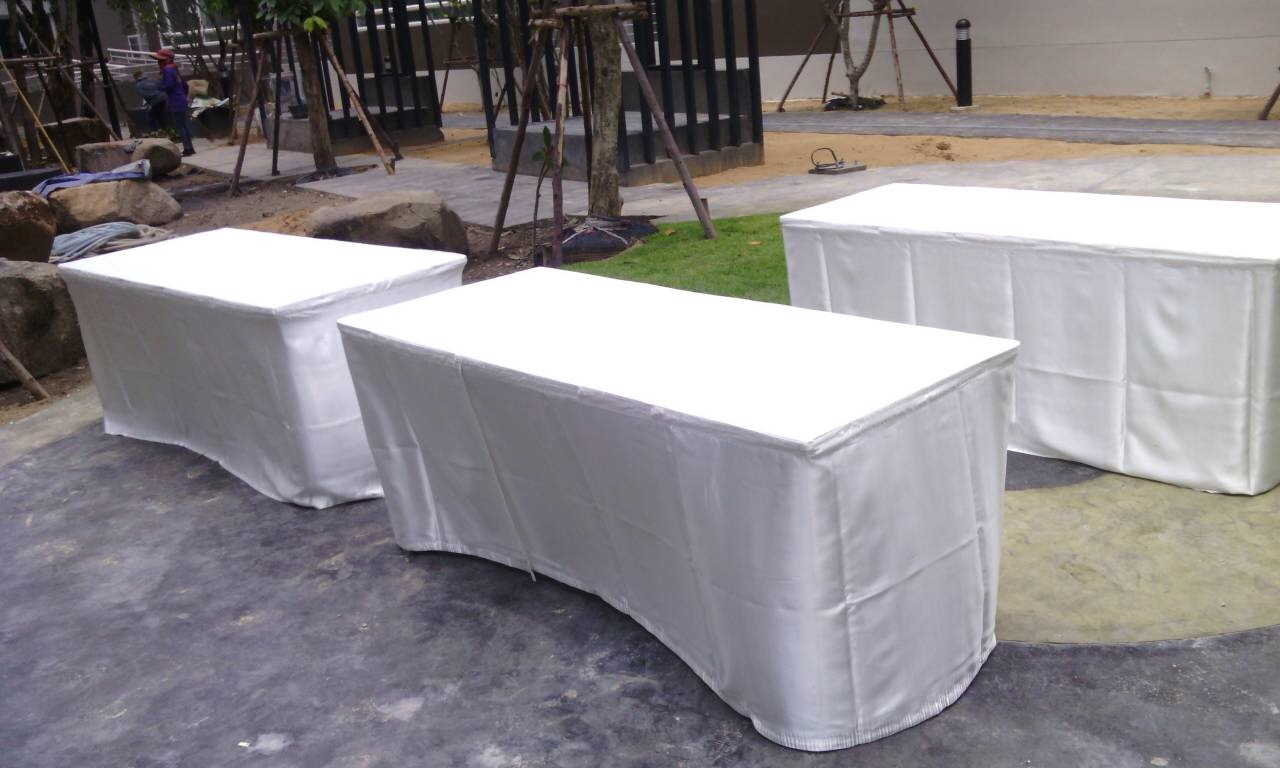 เช่าโต๊ะเหลี่ยมคลุมผ้าสีขาว ขนาด (W)75 x (L)180 x (H)75 cm. พร้อมเก้าอี้ 2 ตัวคลุมผ้า ผูกโบว์