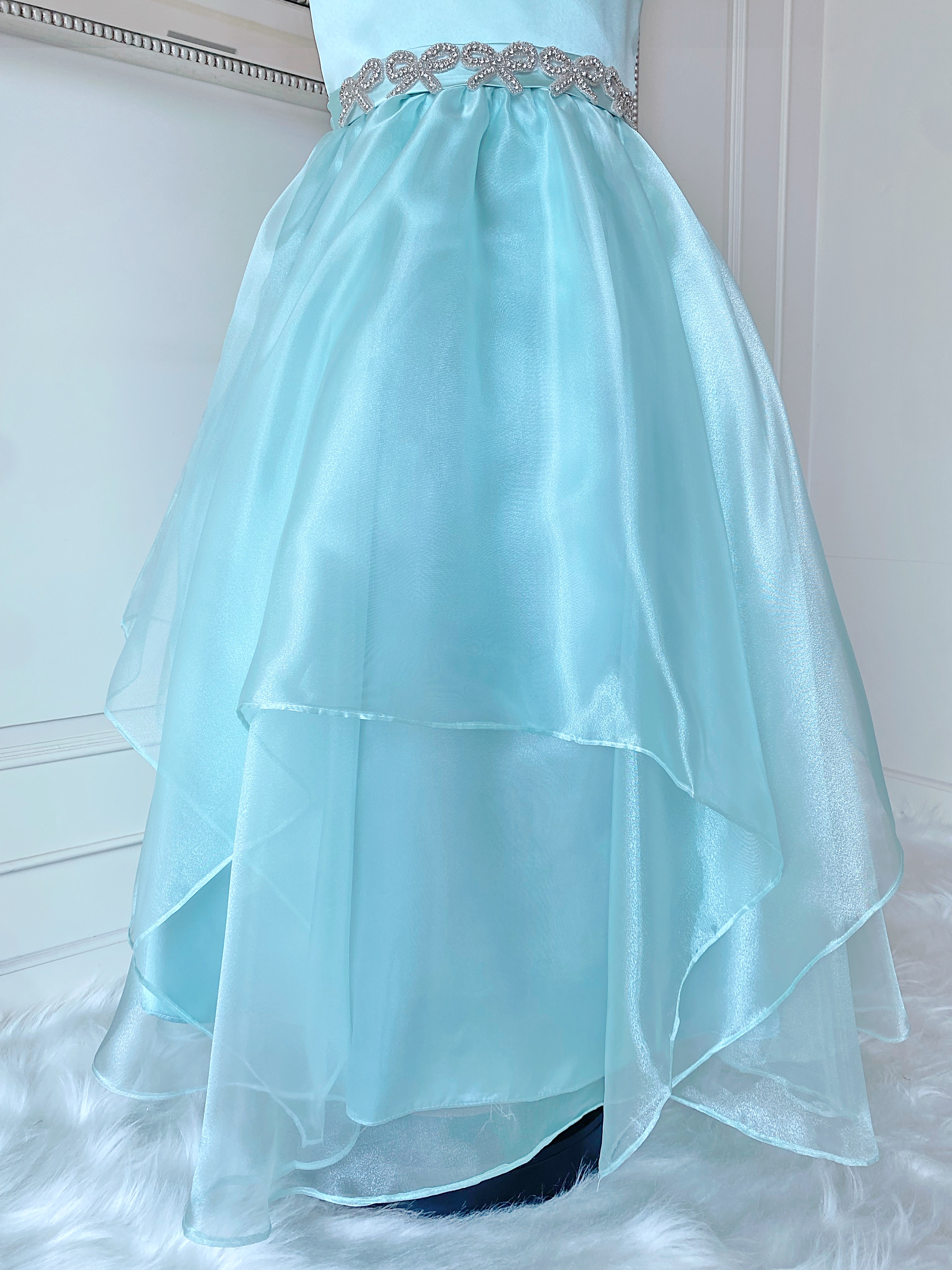 เดรสออกงานราตรียาวแขนกุด สีเขียวมิ้นท์พาสเทล (งานไฮพรีเมี่ยม) ดีเทลลายปักเพชรหนามเตยรูปริบบิ้นที่ช่วงเอว