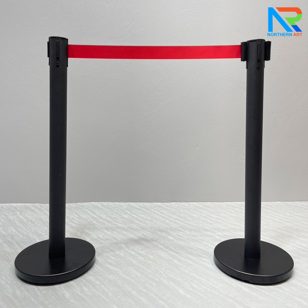 เสากั้นบริเขต เหล็กสีดำ พร้อมสายผ้าดึงกลับอัตโนมัติสีแดง