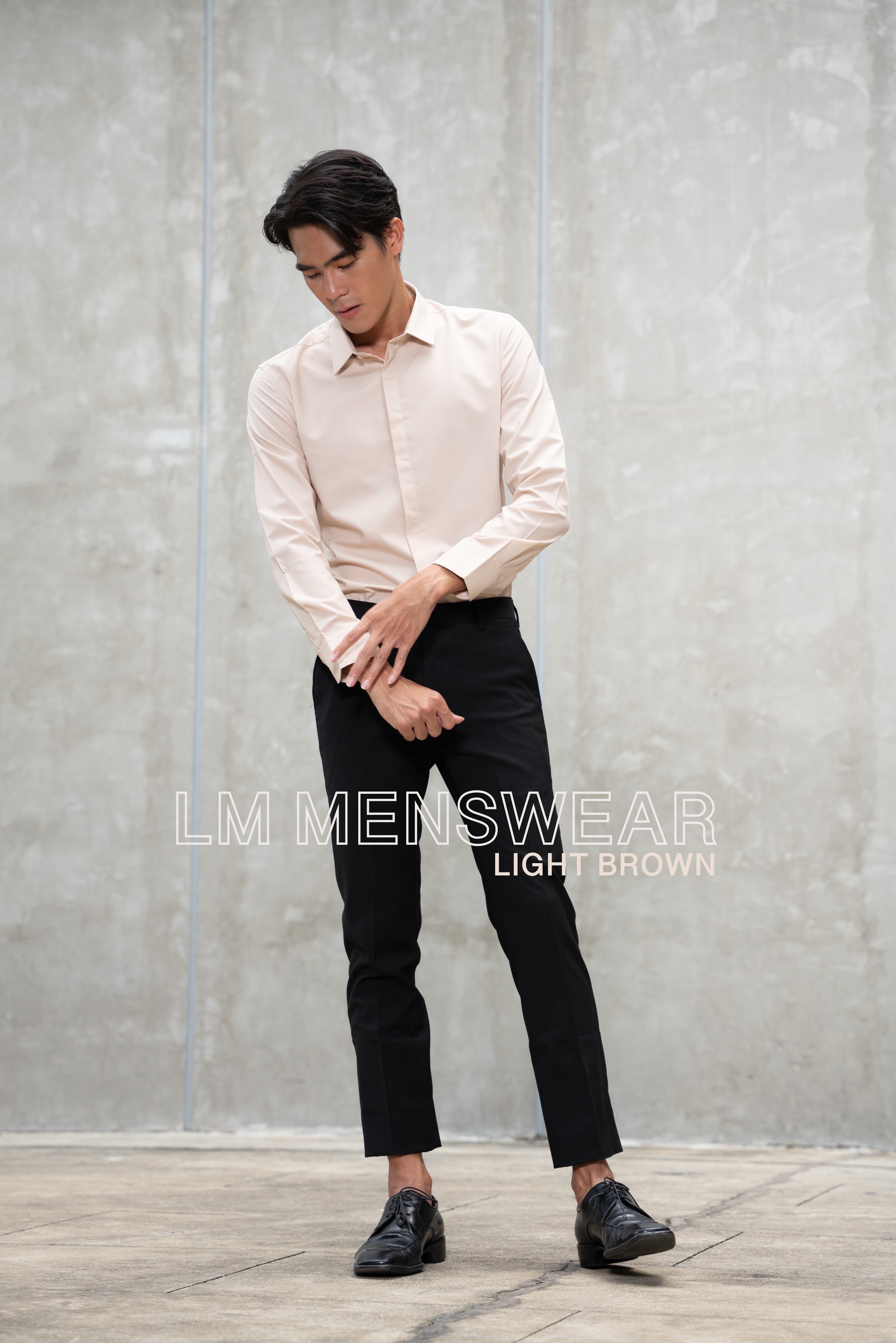 เสื้อเชิ้ตคอปกธรรมดา ซ่อนกระดุม สีน้ำตาลอ่อน (Light Brown Shirt - Standard Collar - Hidden Button)