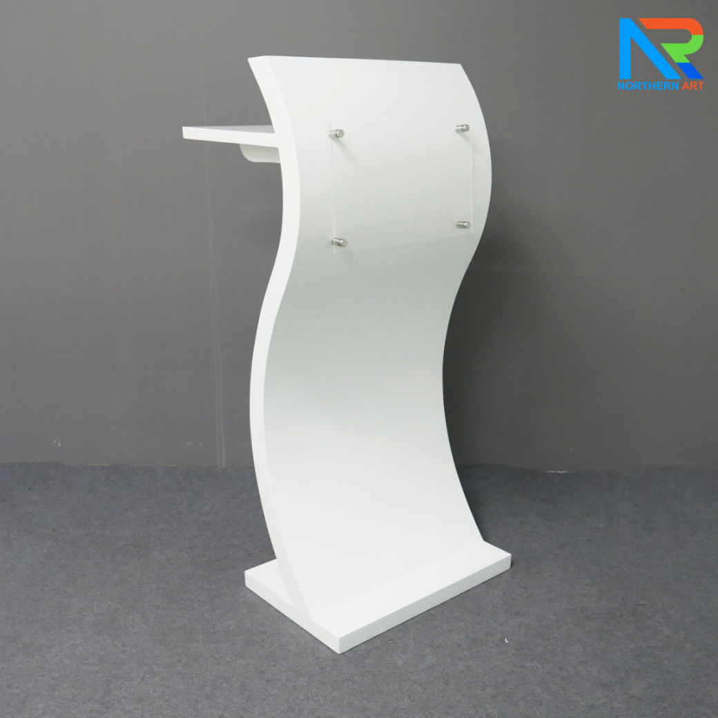 โพเดียมไม้ สีขาว ทรง S ขนาด (W)55 x (L)35 x (H)119 ซม. พร้อมอะคริลิคติดหมุดด้านหน้า สำหรับติดโลโก้