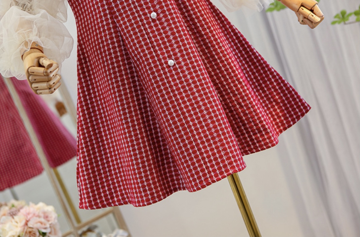 เดรสแขนยาวสีแดงผ้าทอลายตารางเล็กดีเทลช่วงแขนและไหล่ตัดด้วยผ้าสีครีม
