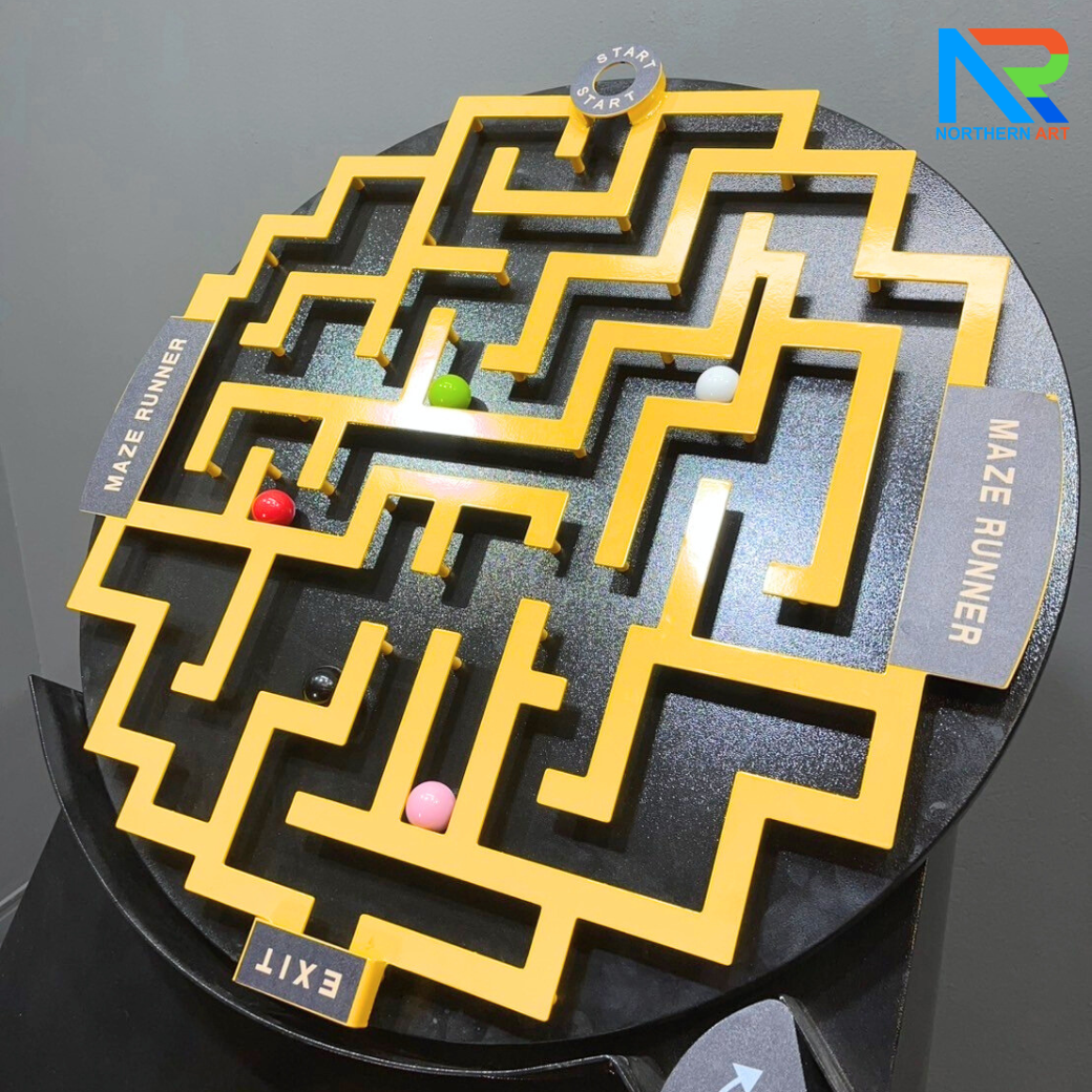 เกมส์เขาวงกต รุ่นพวงมาลัยรถ ขนาด (W)70 x (D)60 x (H)145 cm. โครงเหล็กพ่นสีอุตสาหกรรมพร้อมล้อเลื่อน ลูกแก้วคละสี 5 ลูก