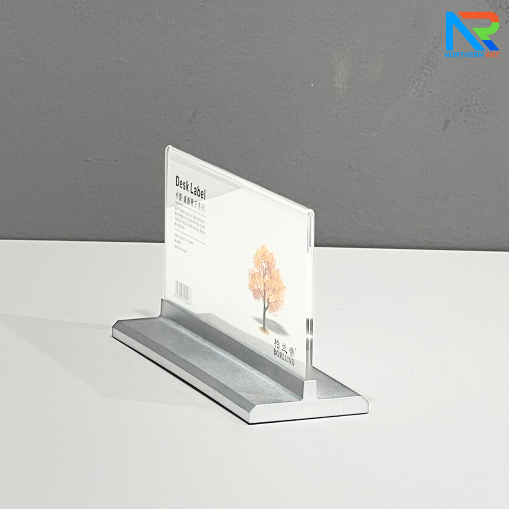 ป้ายชื่อตั้งโต๊ะ สีเงิน ขนาด (W)21 x (D)7 x(H)11.5 โชว์งานพิมพ์ได้ 2 หน้า ถอดประกอบได้