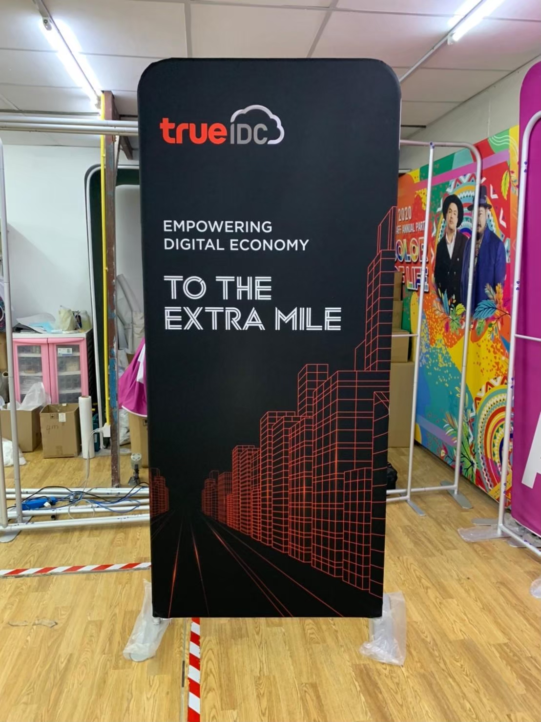 แบคดรอปผ้า (Fabric Backdrop) รุ่นตรง Savvy ขนาด (H)300 x (W)120-1000 cm. โครงอะลูมิเนียม ถอดประกอบได้ แถมฟรี! กระเป๋าใส่อุปกรณ์ 1 ใบ