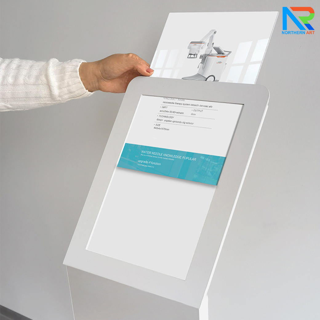 โปสเตอร์สแตนด์ตั้งพื้น รุ่นโชว์รูมรถ ขนาด A4 สีขาว สอดงานพิมพ์ด้านบน เปลี่ยนงานพิมพ์ง่าย ฐานมั่นคงแข็งแรง