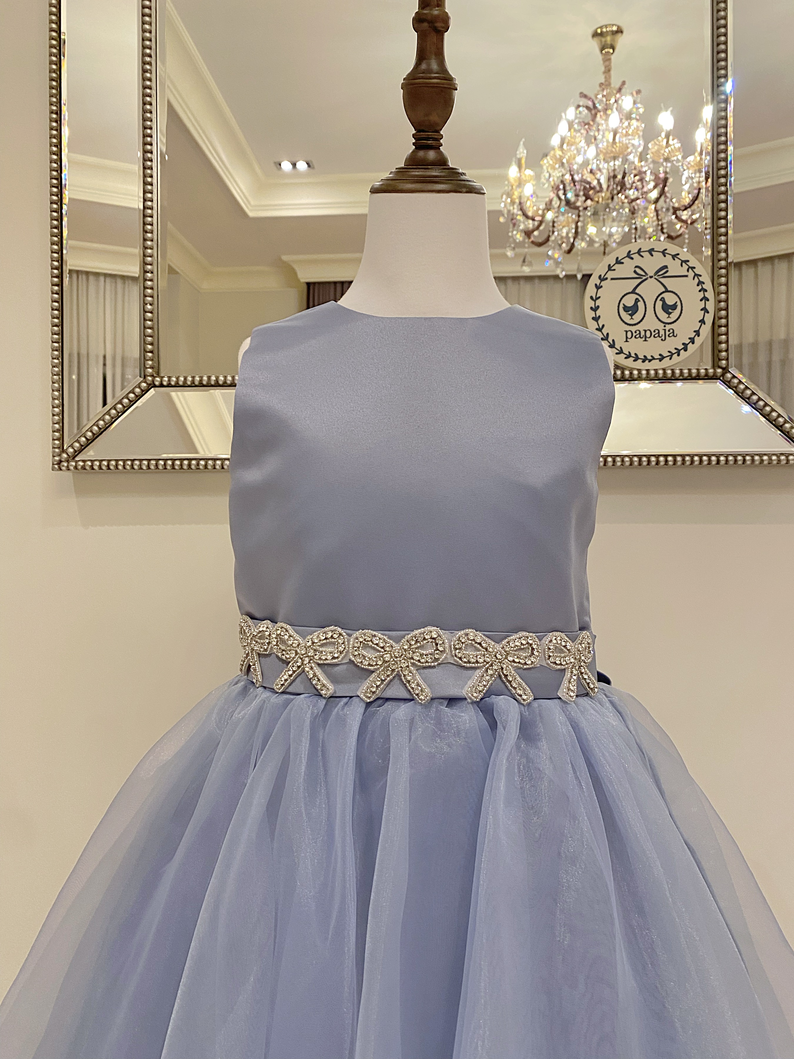 เดรสออกงานราตรียาวแขนกุด สีฟ้าอมเทา (งานไฮพรีเมี่ยม) ดีเทลลายปักเพชรหนามเตยรูปริบบิ้นที่ช่วงเอว