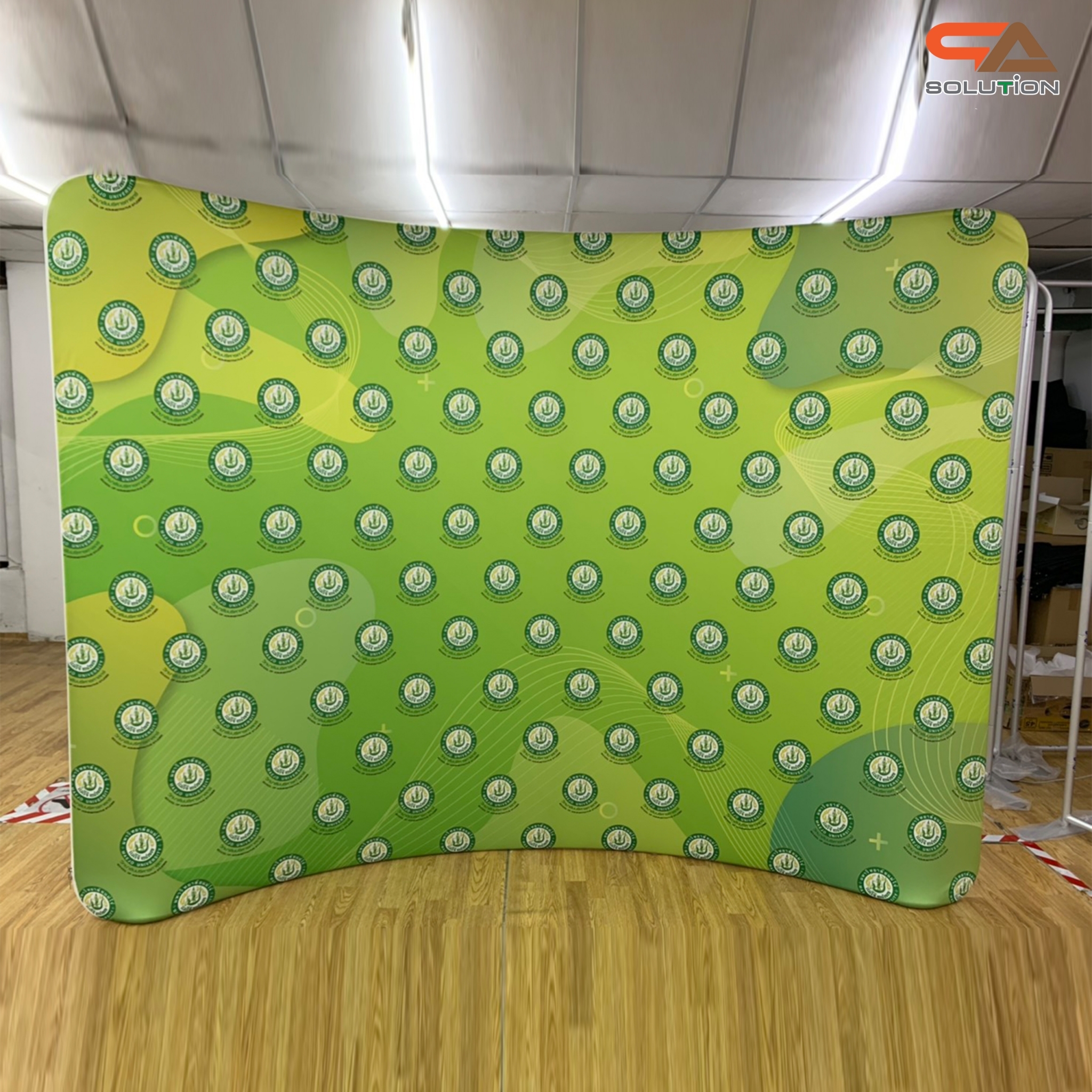 แบคดรอปผ้า Fabric Backdrop รุ่น Curved wall รุ่นโค้ง ขนาด (W)243.8-596 x (H)228 cm.โครงอะลูมิเนียม ถอดประกอบได้ พร้อมกระเป๋าใส่อุปกรณ์ 1 ใบ