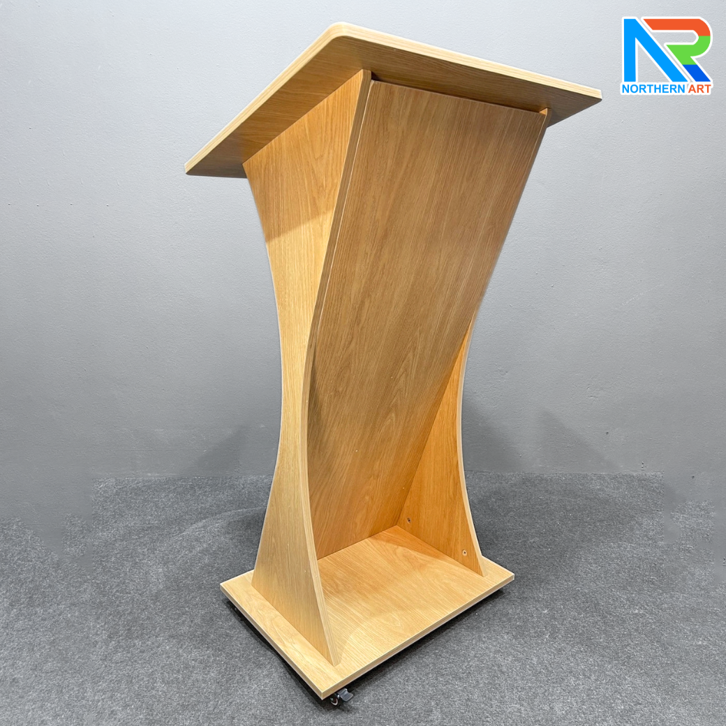 โพเดียมไม้ สีสักลายไม้ TOPเอียง ขนาด (W)60 x (L)50 x (H)108 cm. พร้อมล้อเลื่อนและชั้นวางของ